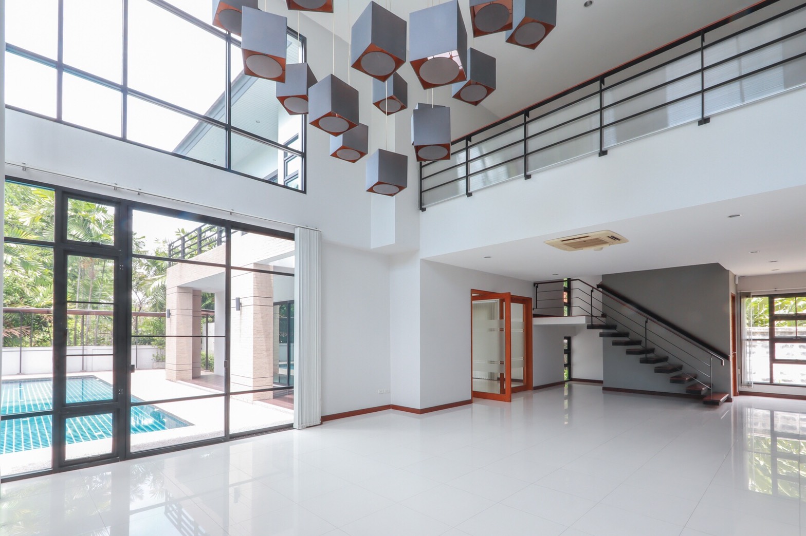 ให้เช่าบ้านเดี่ยว 2 ชั้น มีสระว่ายน้ำส่วนตัว ใกล้เอกมัย / ทองหล่อ เพียง 700-800 เมตร อยู่ถนนประดิษฐ์มนูญธรรม (ซอย ยืนยง)