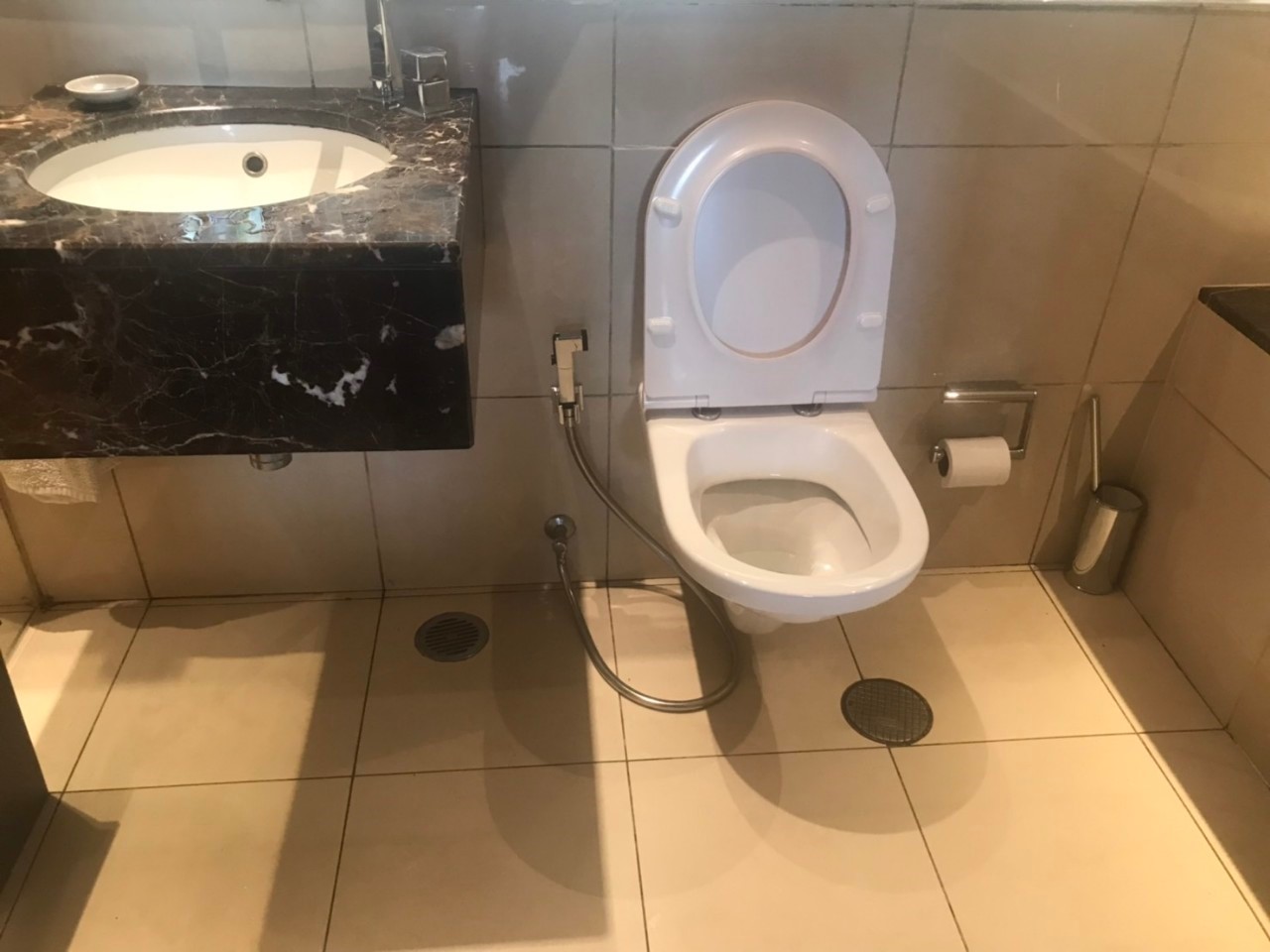 ขายคอนโด The Lakes (เดอะ เลค) (เลี้ยงสัตว์ได้) 3 ห้องนอน + 1 ห้องแม่บ้าน 4 ห้องน้ำ