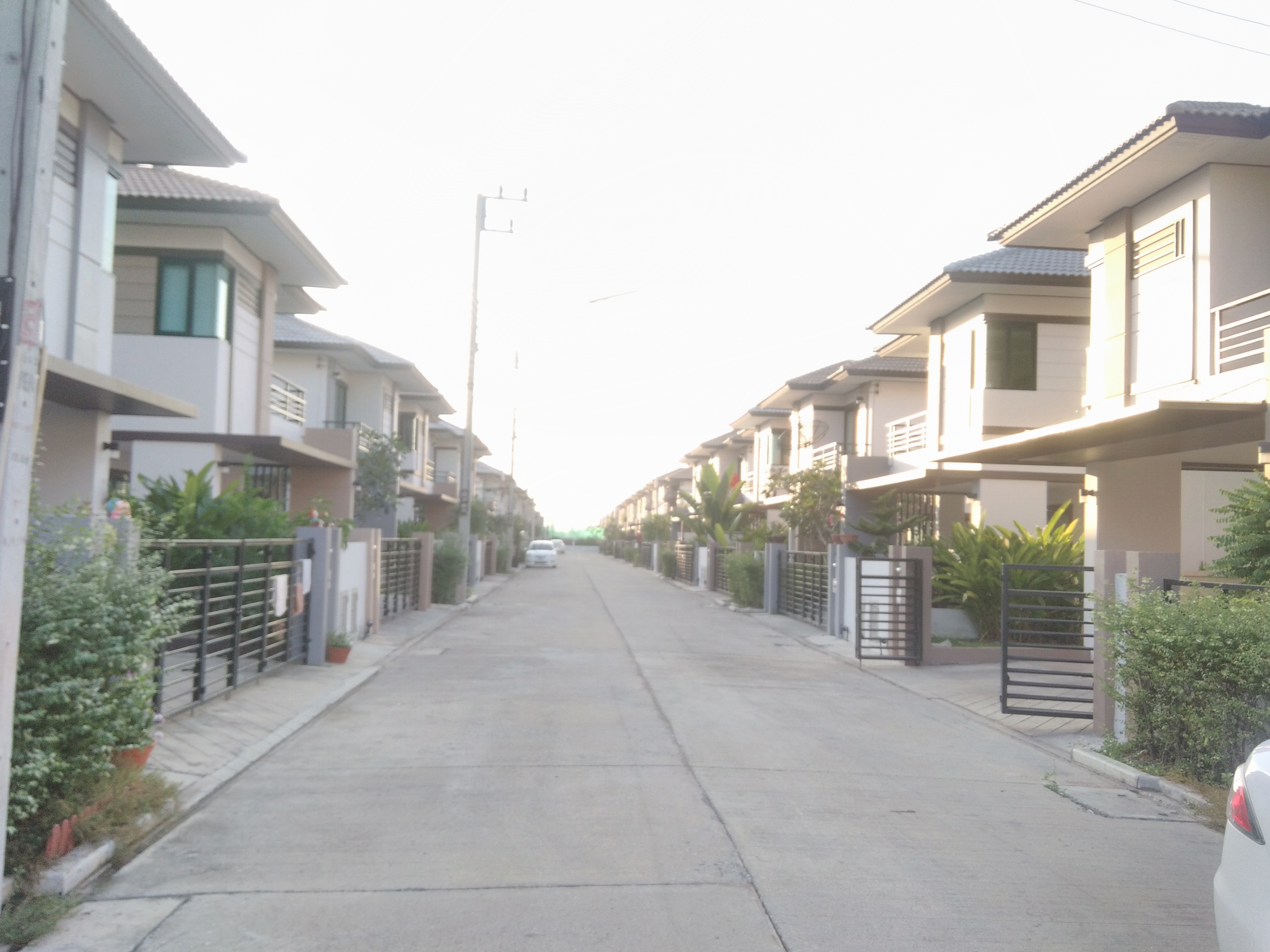 ขายบ้านแฝด 2 ชั้น สไตล์บ้านเดี่ยว (ไม่มีตัวเชื่อมบ้านต่อบ้านให้รำคาญตา) ราคา 3.4 ล้าน บาท โครงการบ้านฟ้าปิยะรมย์ (เนตโต้) ลำลูกกาคลอง 6