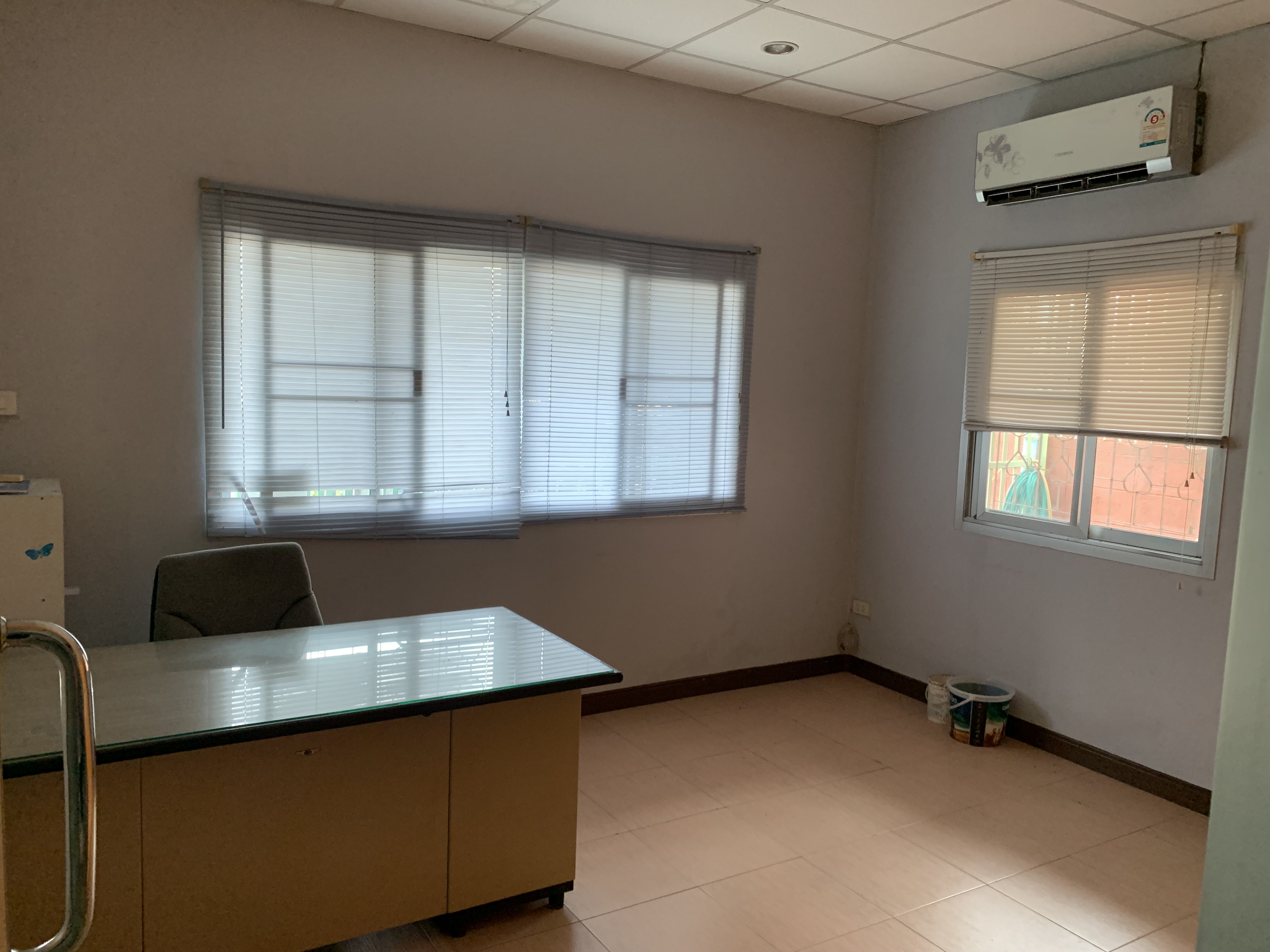 โกดังให้เช่า จ.สมุทรปราการ อยู่ใน ม. ออคิดวิลล่า ต. บางเสาธง จ.สมุทรปราการ ค่าเช่าเดือนละ 15,000 บาท