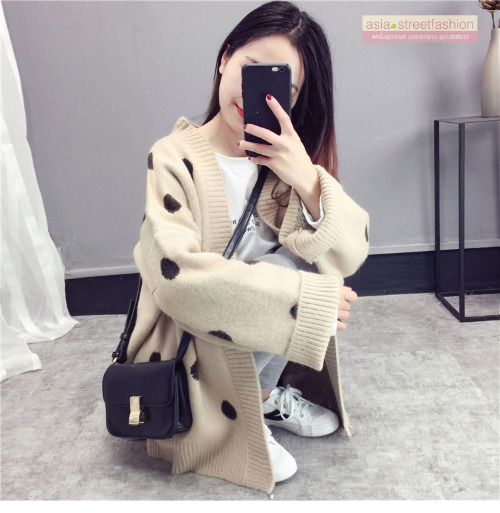 เสื้อกันหนาวไหมพรมถัก ทรงสวย แบบน่ารัก ทอลายจุด พร้อมส่ง สีครีม ลายน้ำตาล