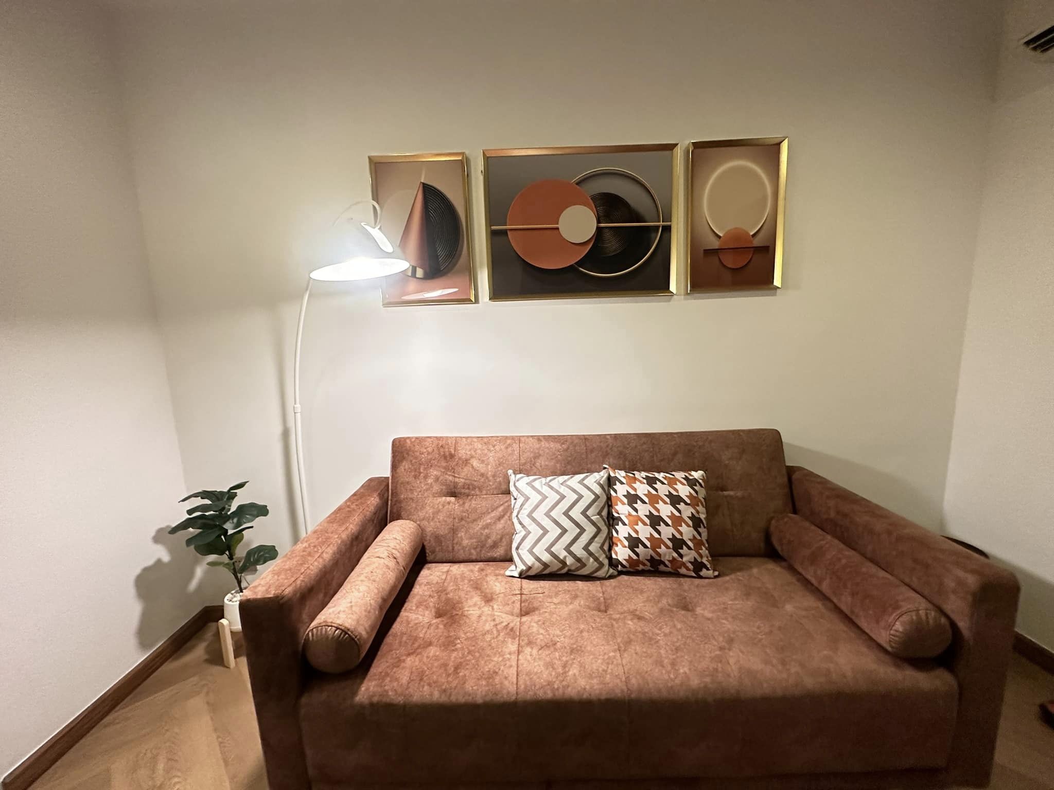 ปรับราคาลงจาก 18,000 เหลือ 16,000 คร่า ((ให้เช่า )) คอนโดเซ็นทริค ห้วยขวาง สเตชั่น ( Centric Huaykwang Station) ห้องสวย ปรัปปรุงใหม่ เฟอนิเจอร์ครบ เครื่องใช้ไฟฟ้าครบ พร้อมเข้าอยู่