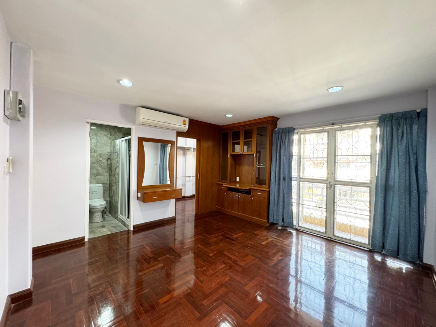 ขาย / ให้เช่าทาวน์เฮ้าส์ 4 ชั้น เนื้อที่ 31.5 ตร.วา พื้นที่ใช้สอยกว่า 300 ตร.เมตร หมู่บ้านวราธรวิลล์ พัฒนาการ 44 พร้อมอยู่