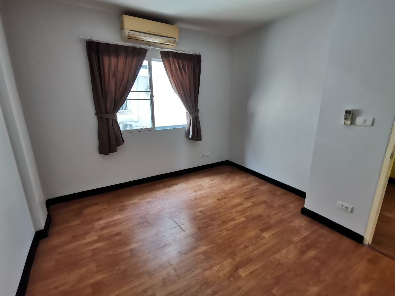 ขาย / เช่า ขายต่ำกว่าราคาตลาด** โฮมออฟฟิศ ทาวน์โฮม 3 ชั้น หมู่บ้าน The Metro Sathorn ใกล้ BTS วุฒากาศ