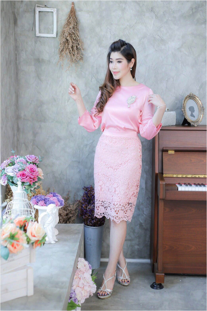 ชุดออกงาน ชุดไปงานแต่งงานสีชมพู เซ็ทเสื้อแขนยาว+กระโปรงลูกไม้ แนวเรียบหรู สวยหวาน
