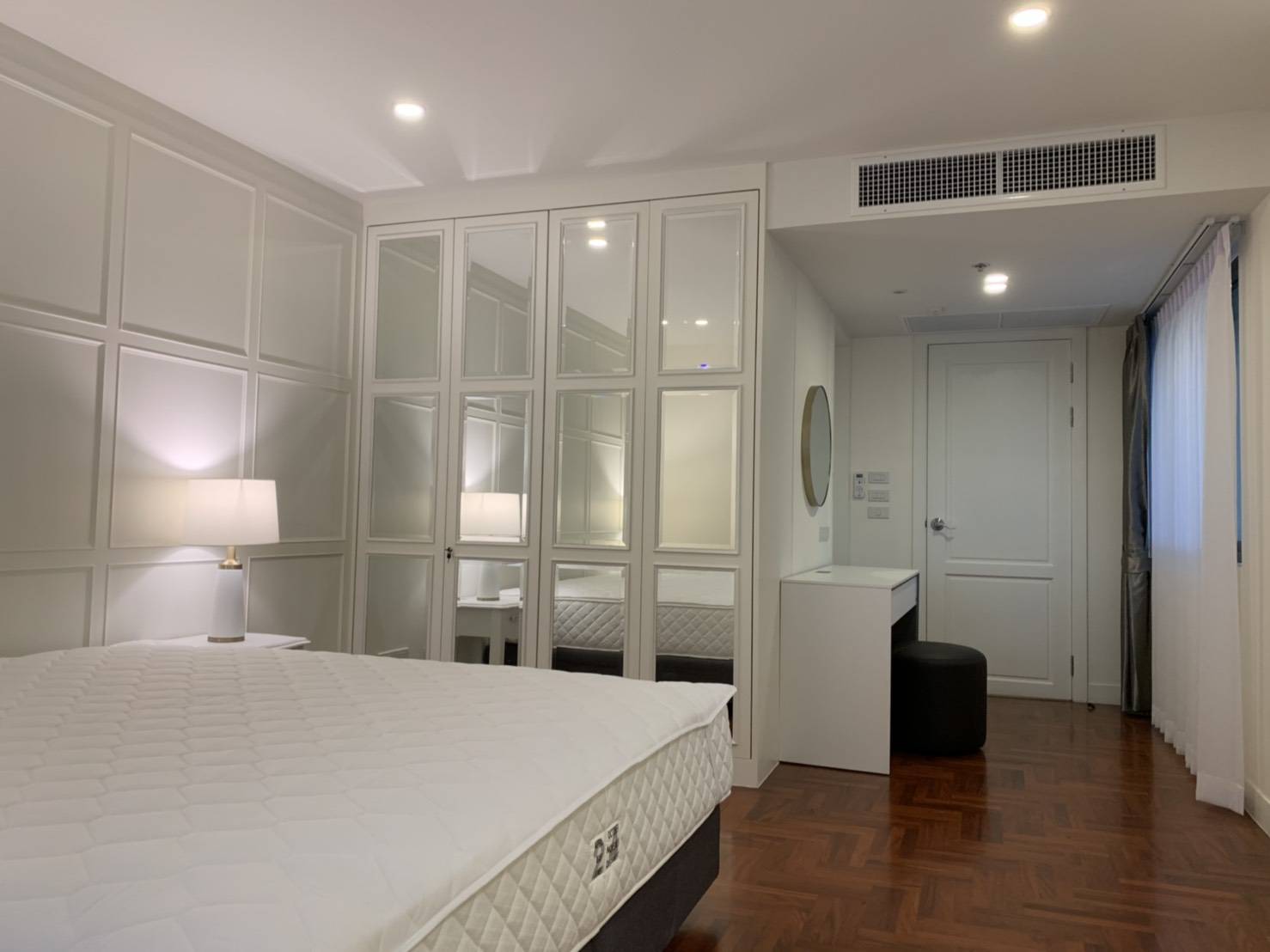 ให้เช่าคอนโด Baan Suanpetch (บ้าน สวนเพชร) 2 ห้องนอน 3 ห้องน้ำ 1 ห้องแม่บ้าน 1 ห้องรับแขก 1 ห้องครัว