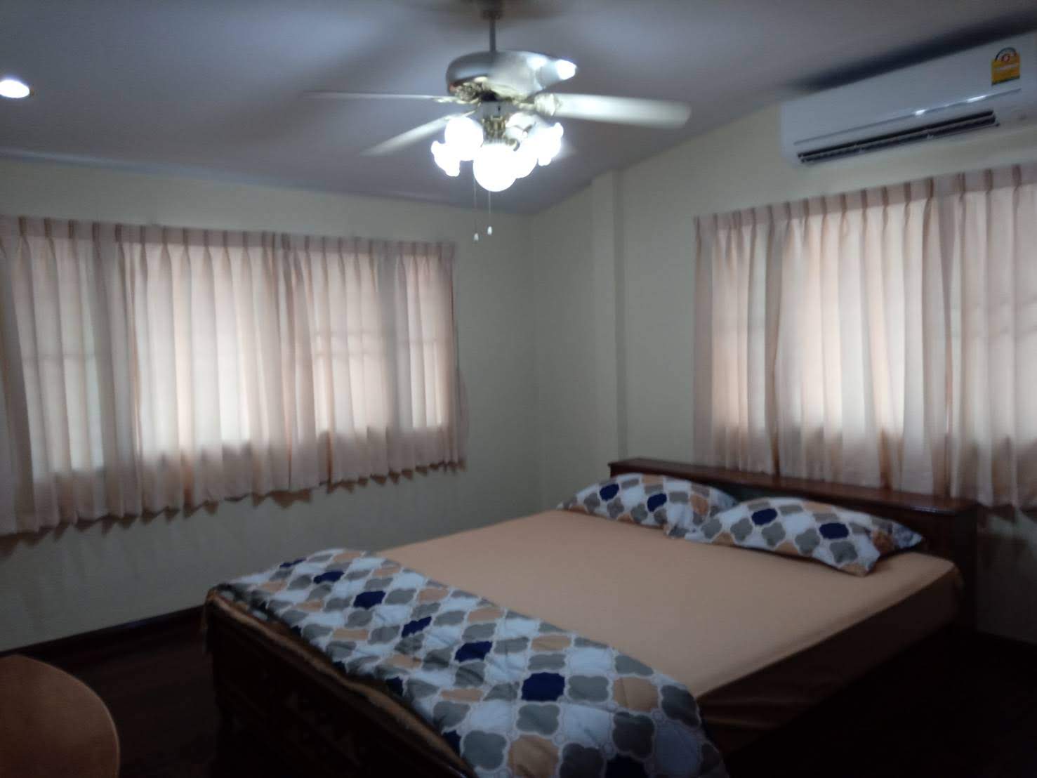 ให้เช่าทาวน์เฮ้าส์ 2 ชั้น หัวมุมถนน อยู่ในหมู่บ้าน กาญจนา ซอย จ่าบัน ศรีราชา 4 ห้องนอน 35,000 /ต่อเดือน