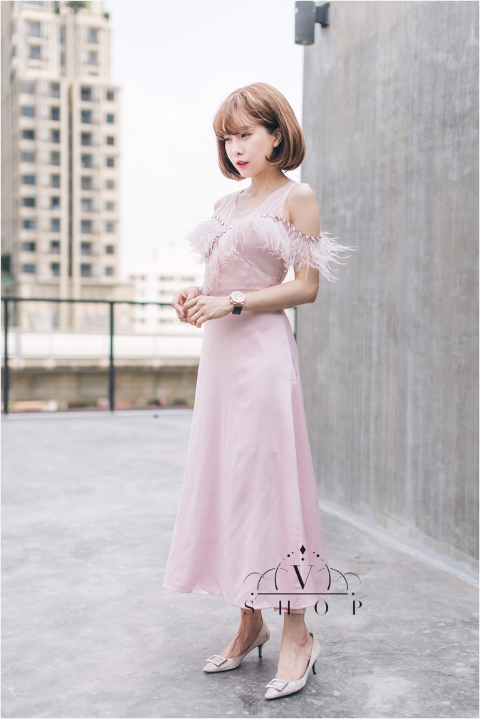 ชุดเดรสยาวออกงานสีชมพู แต่งขนฟรุ่งฟริ้งช่วงอก แนวสวยชิค น่ารัก ดูดี เหมาะสำหรับใส่เป็นชุดออกงาน ชุดไปงานแต่งงาน