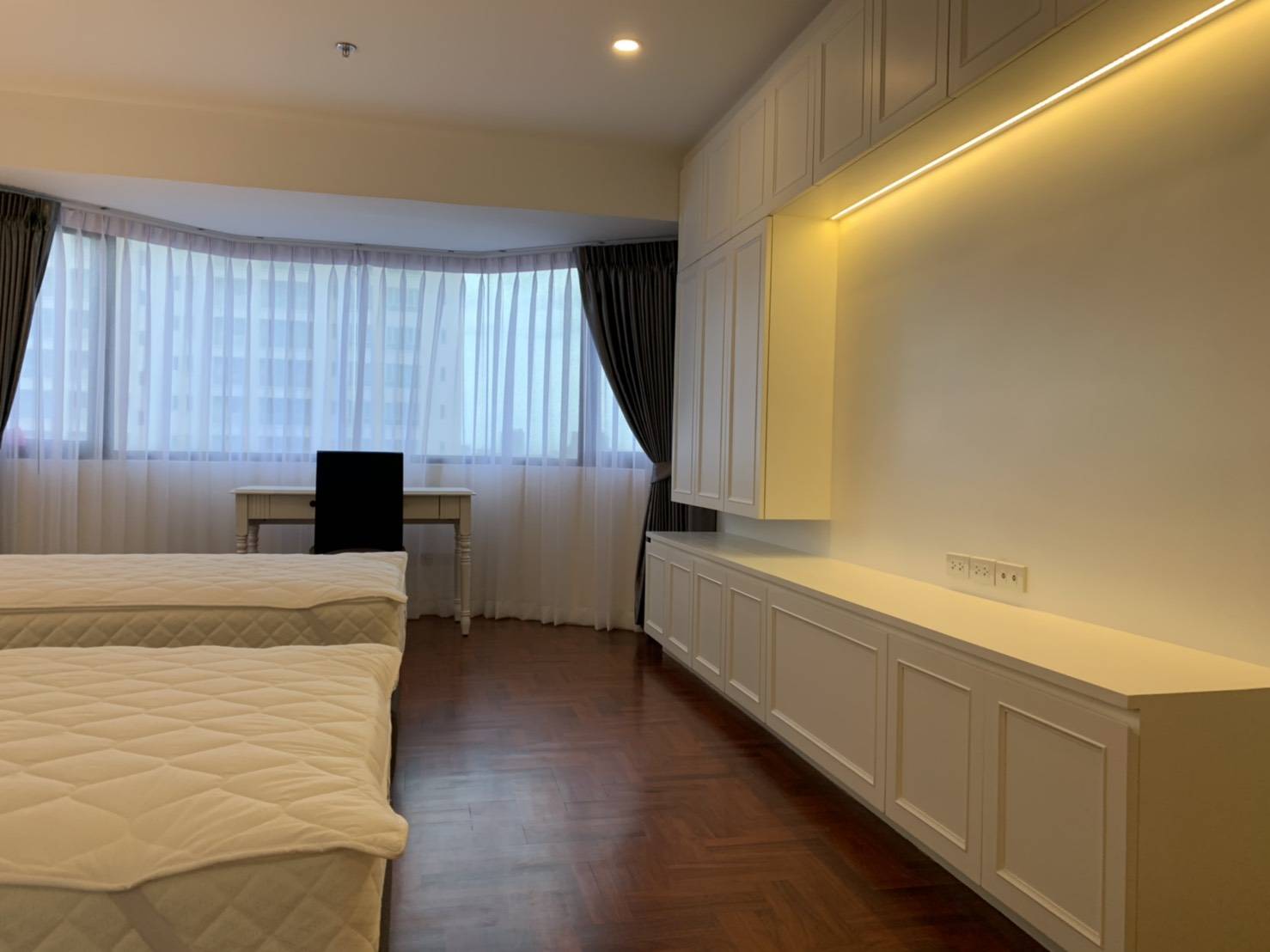 ให้เช่าคอนโด Baan Suanpetch (บ้าน สวนเพชร) 2 ห้องนอน 3 ห้องน้ำ 1 ห้องแม่บ้าน 1 ห้องรับแขก 1 ห้องครัว