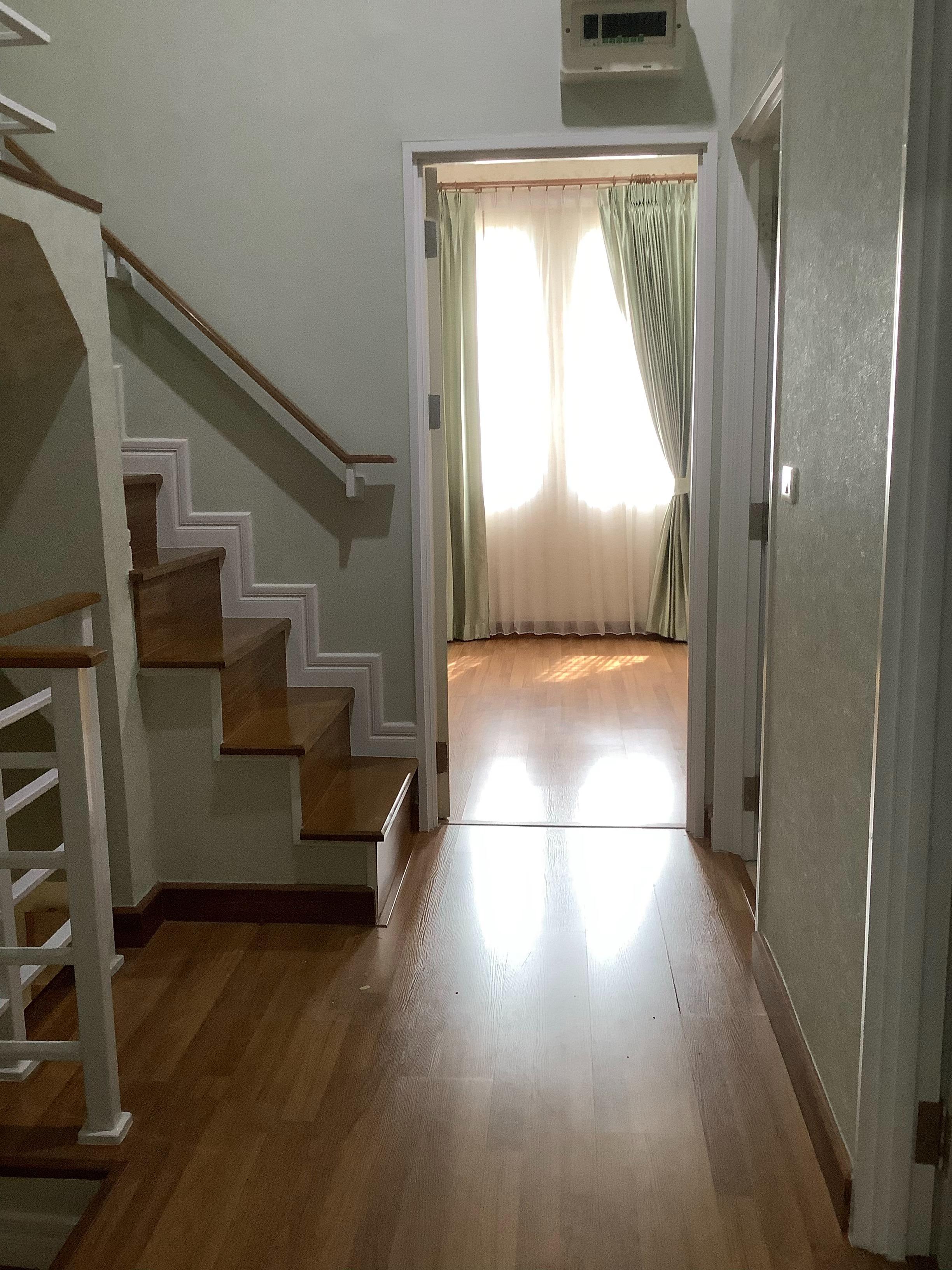 ขายทาวน์เฮ้าส์ 2 ชั้น หมู่บ้าน โกลเด้น ทาวน์ วัชรพล-สุขาภิบาล 5 Gloden Town Watcharapol-Sukhapiban 5 มี 4 ห้องนอน