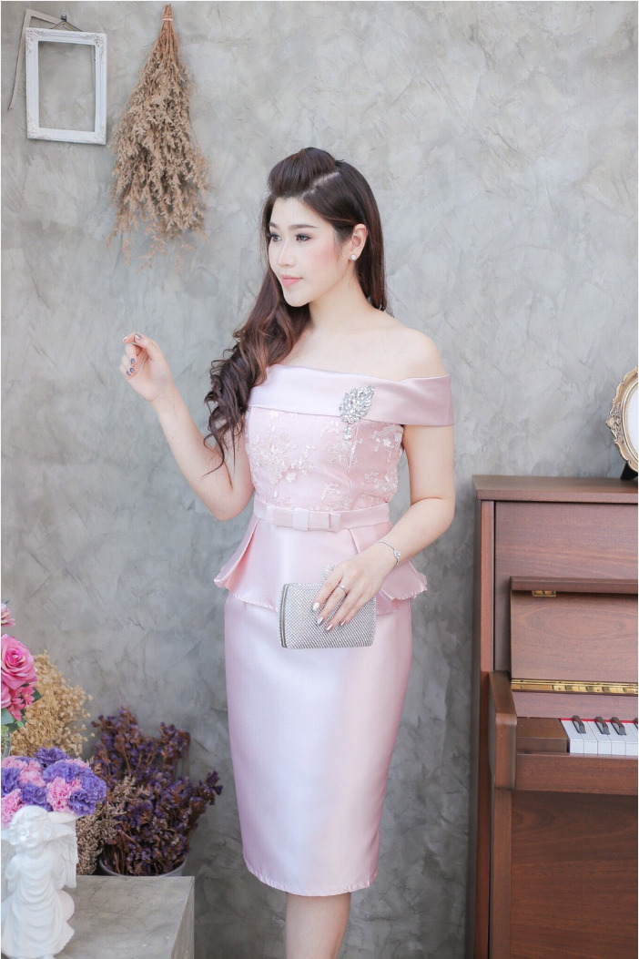 ชุดออกงาน/ชุดไปงานแต่งงานสีชมพู เปิดไหล่ ทรงเข้ารูป ลุคเรียบหรู สวยสง่า