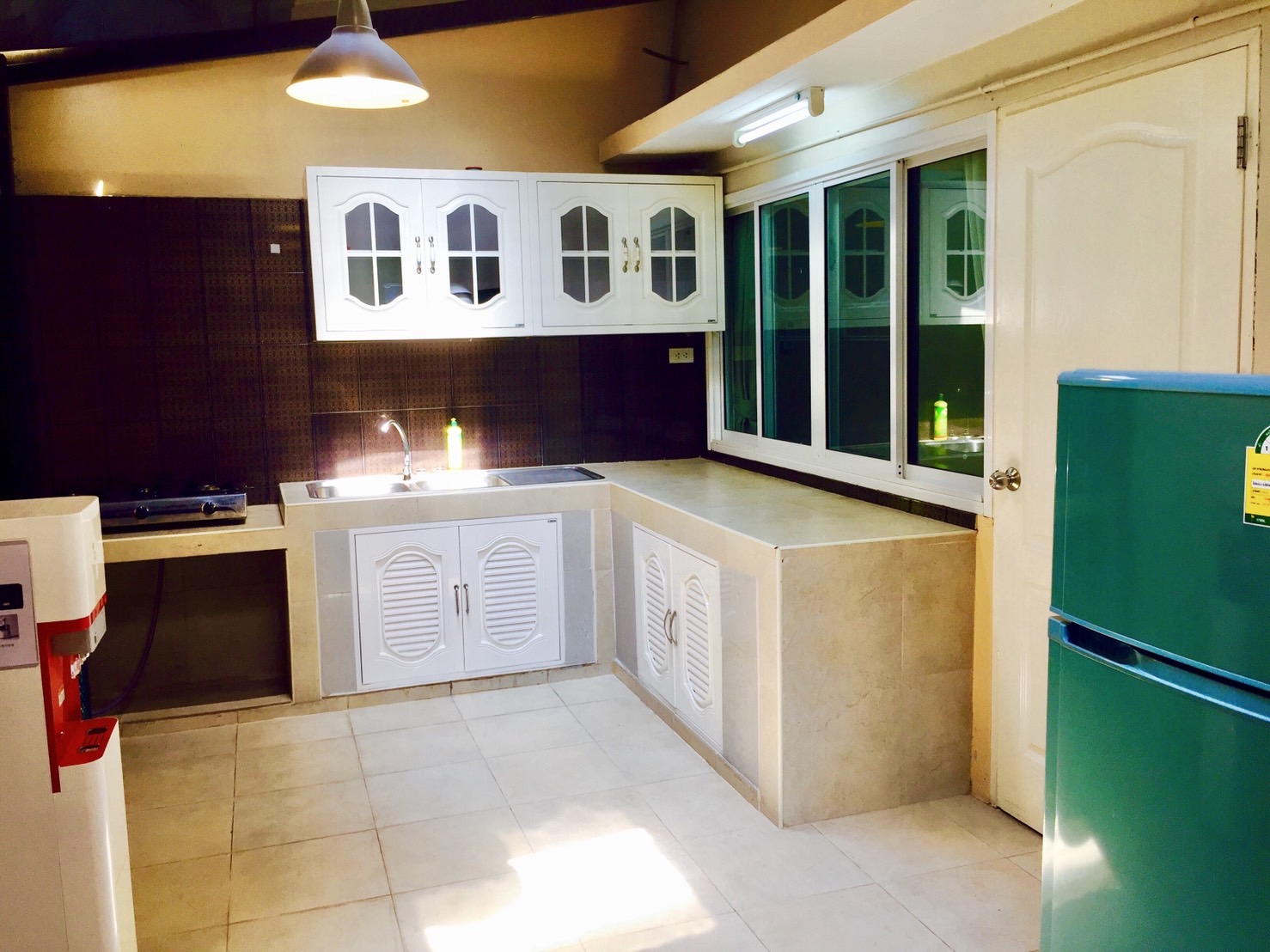 ให้เช่าทาวน์โฮม 4 ชั้น โครงการ รอยัล นครินทร์ วิลล่า 4 ห้องนอน 4 ห้องน้ำ +ห้องแม่บ้าน+ห้องเก็บของ จอดรถได้ 3 คัน