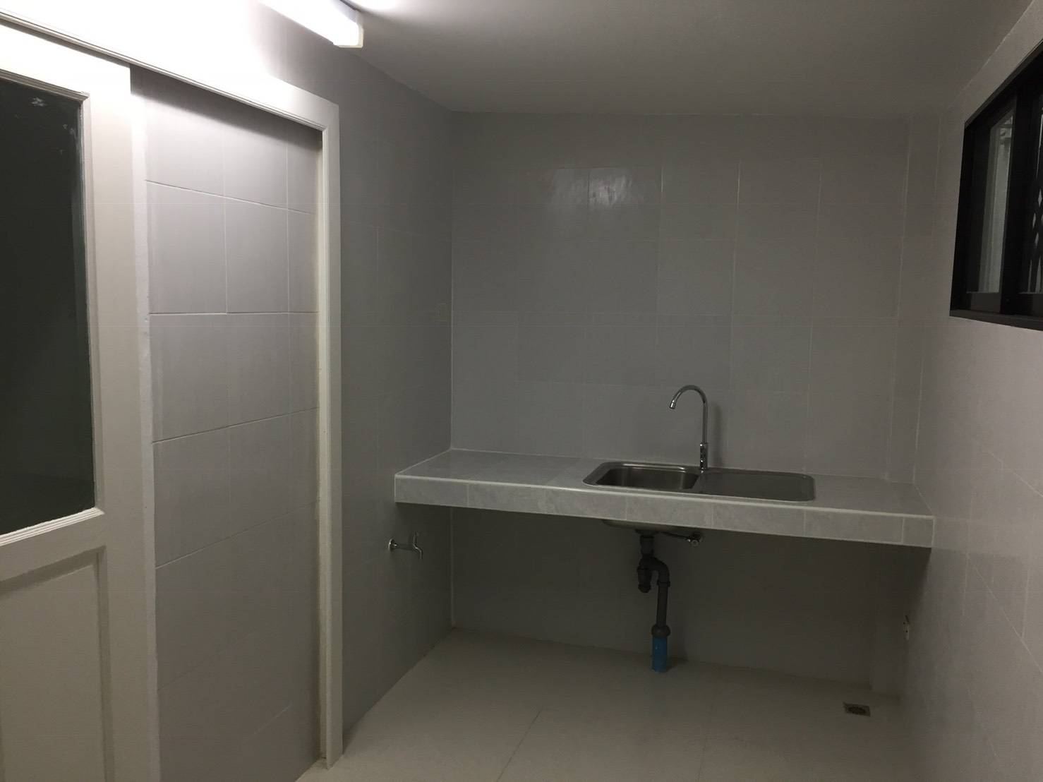 ให้เช่าตึกแถว ติดถนนอ่อนนุช หน้าปากซอยอ่อนนุช 47 ร้านเดิมเปิดเป็นร้านทำผม ทำเล็บ ทั้งหมด 4 ชั้น