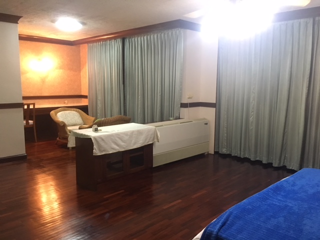 ให้เช่าคอนโด Mitkorn Mansion (มิตรกร แมนชั่น ) 3 ห้องนอน + ห้องแม่บ้าน 2 ห้องน้ำ ขนาด 215 ตรม