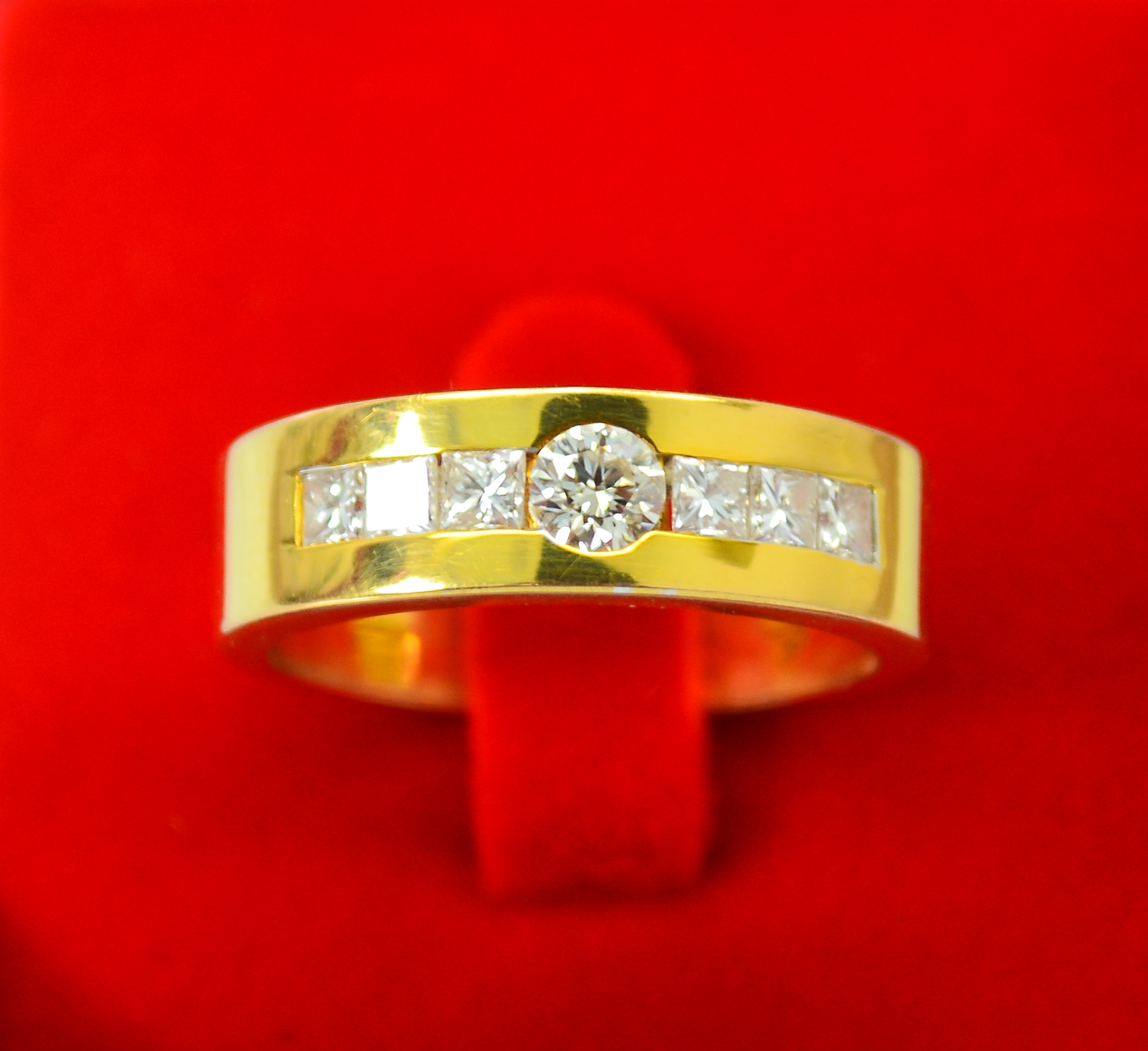 แหวนเพชรชาย ทอง 5.7 g เพชรน้ำหนักรวม 0.83 กะรัต เม็ดกลาง 0.23 ข้าง 0.60 (Sold)