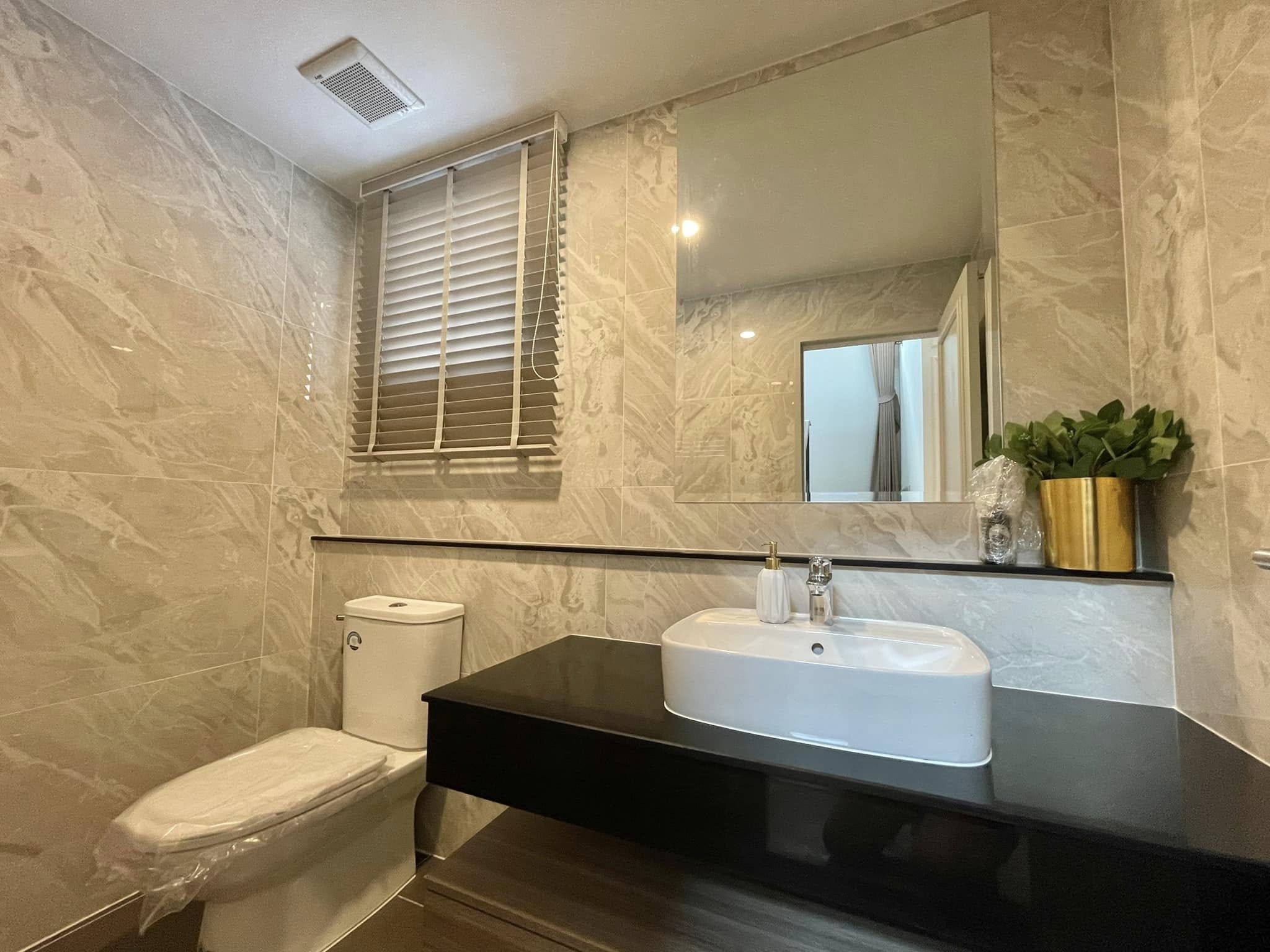 ให้เช่าบ้านเดี่ยว 2 ชั้น หมู่บ้าน THE CITY บางนา ✨ทำเลทอง✨ใกล้Mega Bangna และโรงเรียนนานาชาติชั้นนำ ห้องนอน : 6 ห้องนอน (รวมห้องแม่บ้าน) ห้องน้ำ : 7