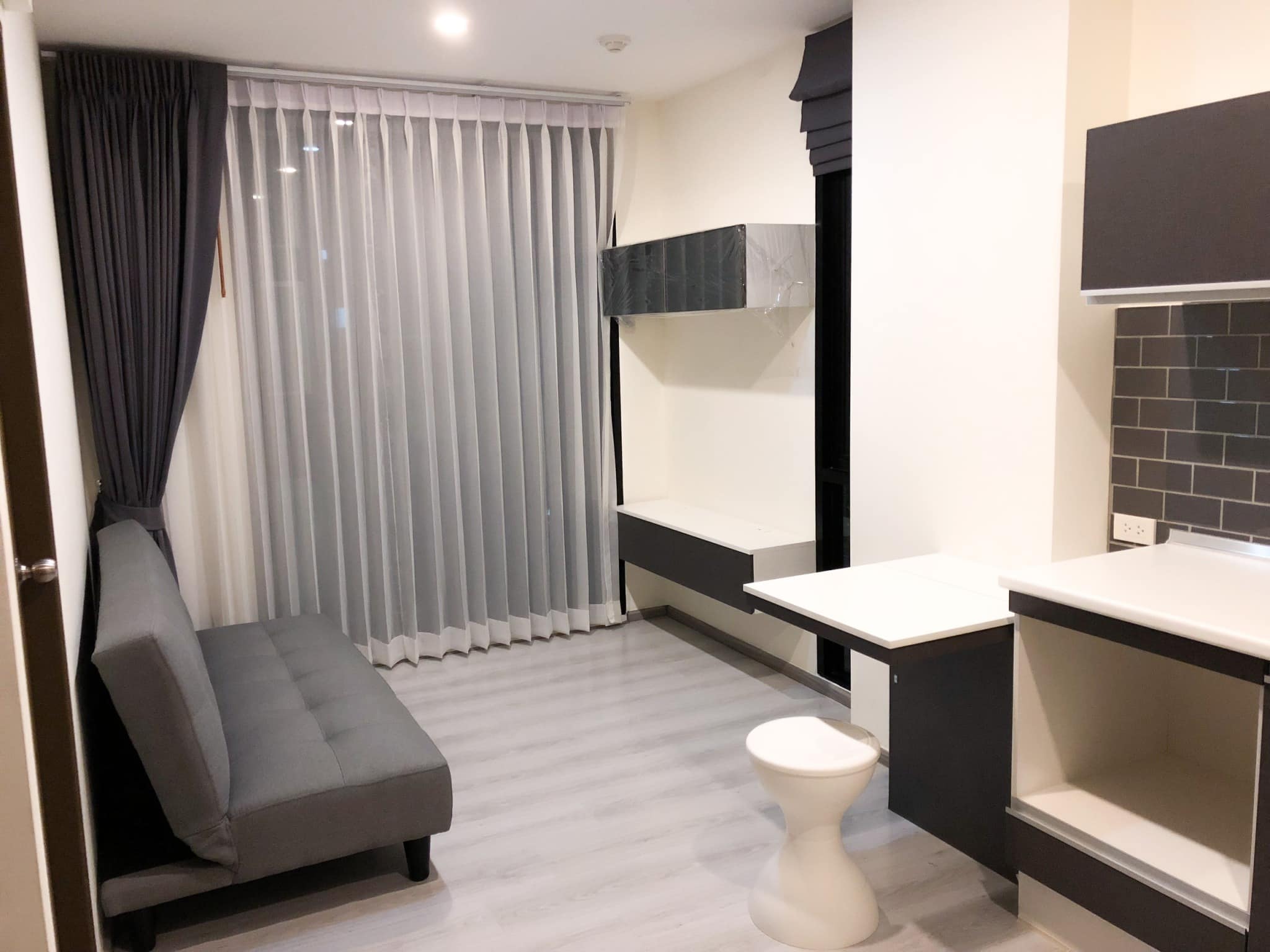 ให้เช่าคอนโด Zeen Condo Ngamwongwan31 (ซีน คอนโด งามวงศ์วาน 31) ** ห้องมุม ** 1 ห้องนอน 1 ห้องน้ำ 1 ห้องนั่งเล่น ห้องขนาด 28.5 ตร.ม.