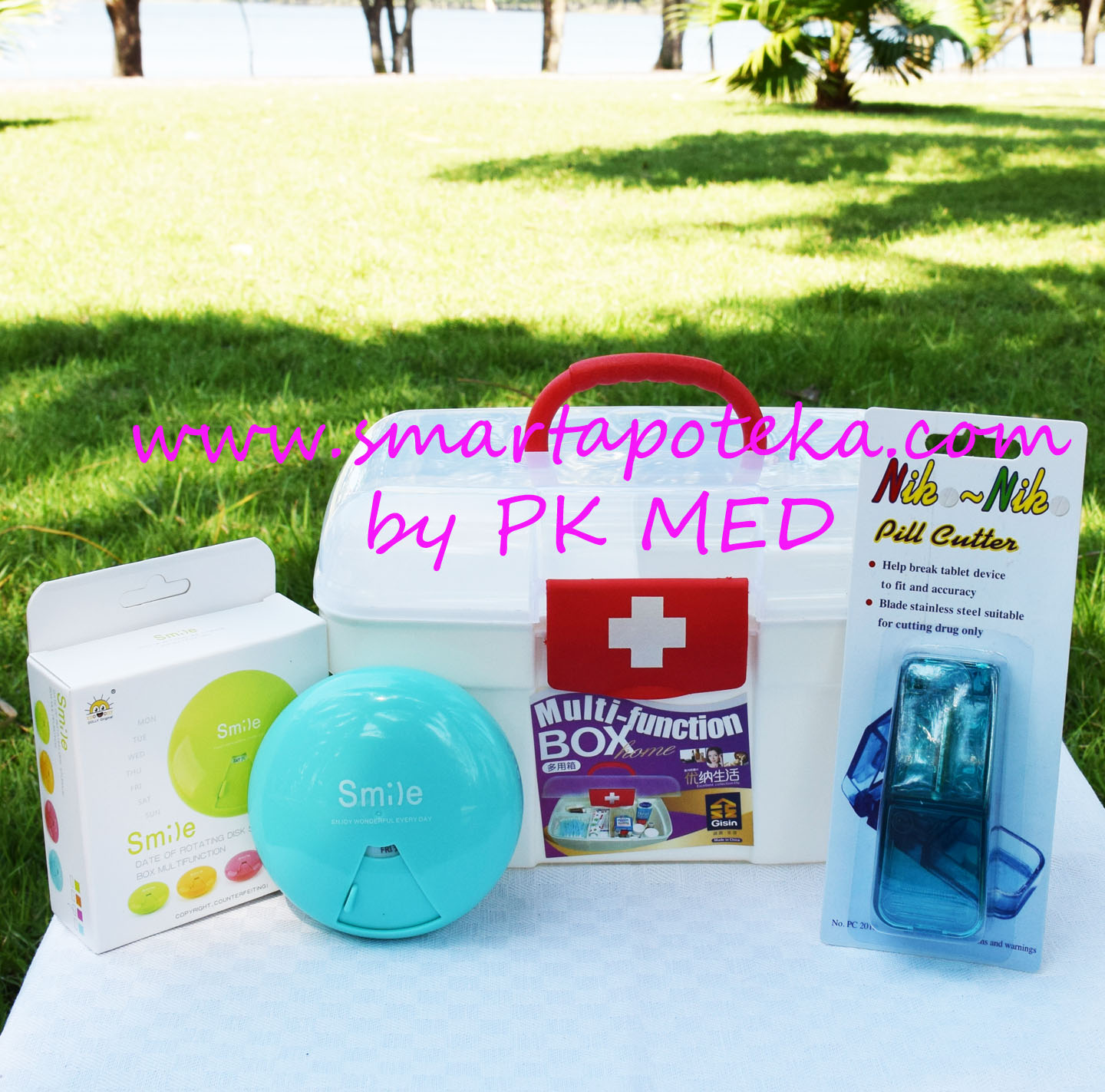 PK MED กล่องใส่ยาสามัญประจำบ้าน Size "M" (แดง) + ตลับใส่เม็ดยา smile candy (สีฟ้า) + ที่ตัดเม็ดยา (สีเขียว/น้ำเงิน)