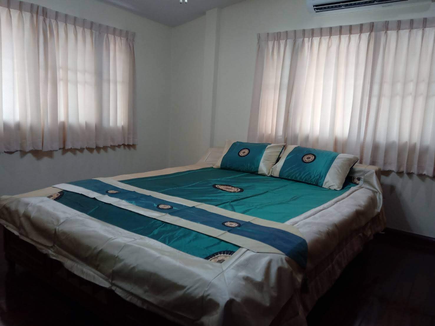 ให้เช่าทาวน์เฮ้าส์ 2 ชั้น หัวมุมถนน อยู่ในหมู่บ้าน กาญจนา ซอย จ่าบัน ศรีราชา 4 ห้องนอน 35,000 /ต่อเดือน