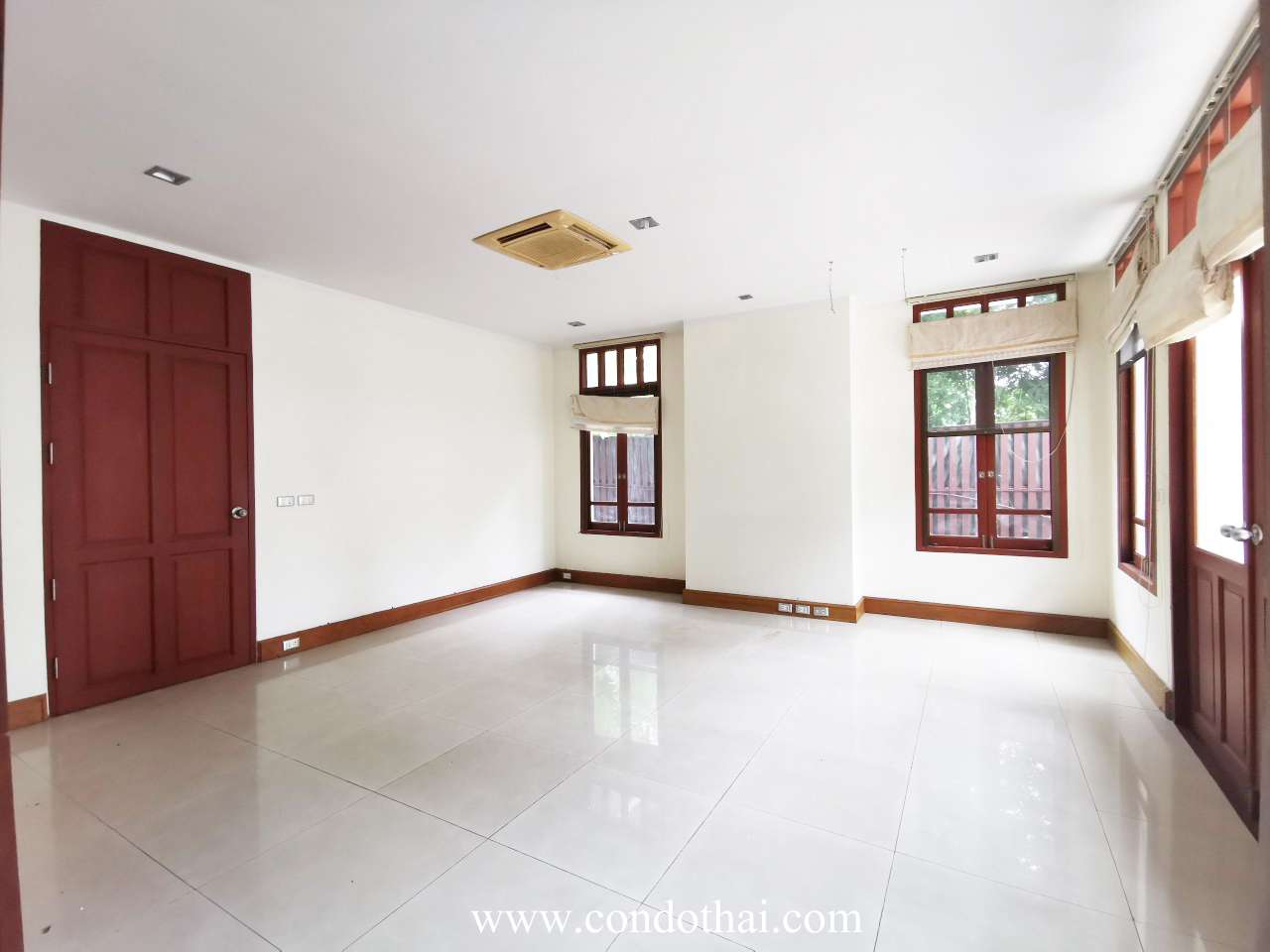 ให้เช่าบ้านเดี่ยว 3 ชั้น พร้อมสระว่ายน้ำ สุขุมวิท 63 เพียง 400 เมตรจากถนนเอกมัยสุขุมวิท 63 มี 2 หลัง 4+1 ห้องนอน 5 ห้องน้ำ