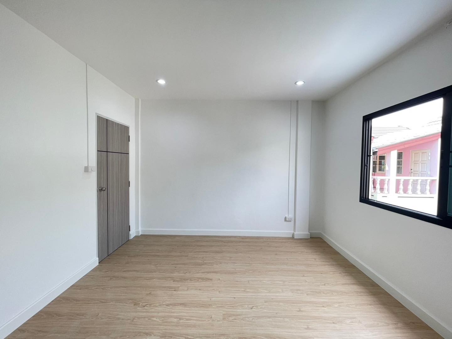 ขายทาวน์โฮม 3 ชั้น โครงการหมู่บ้านลัลลี่วิลล์ ลำลูกกา-คลอง 1 ราคาเพียง 2,290,000 บาท ฟรีโอน