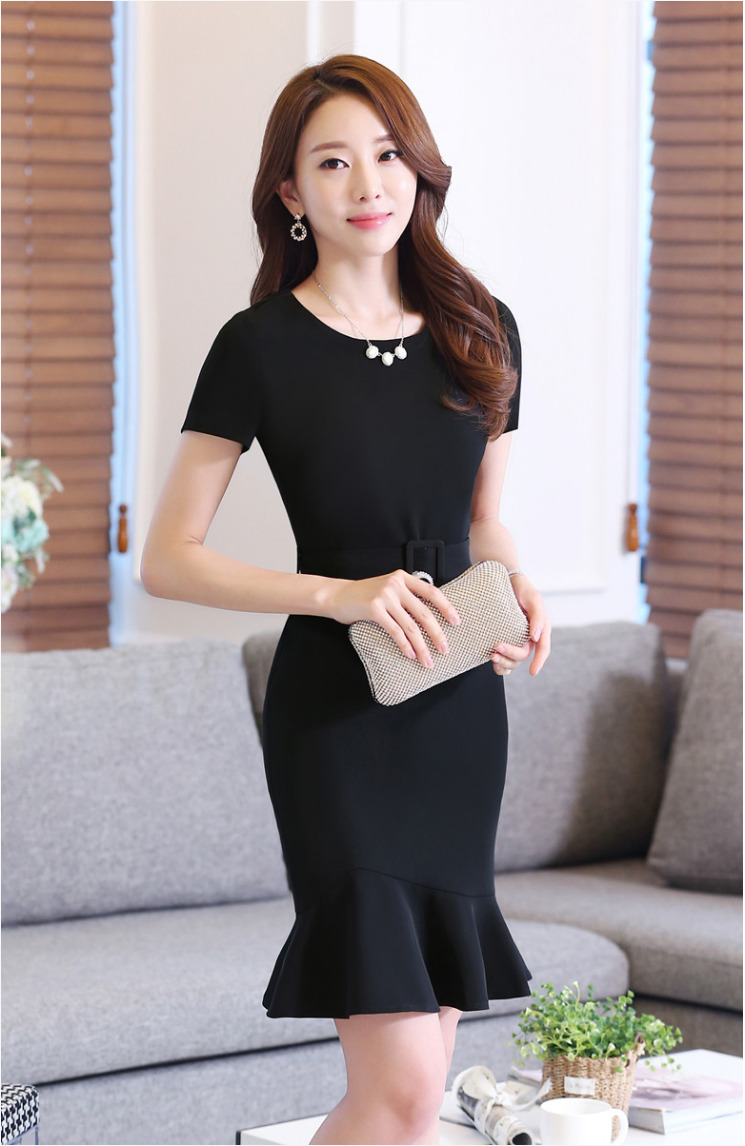 ชุดเดรสทำงานสีดำ ทรงเข้ารูป แขนสั้น ปลายกระโปรงแต่งระบาย แนวเรียบร้อย สวย ดูดี แฟชั่นทำงานสไตล์สาวออฟฟิศ