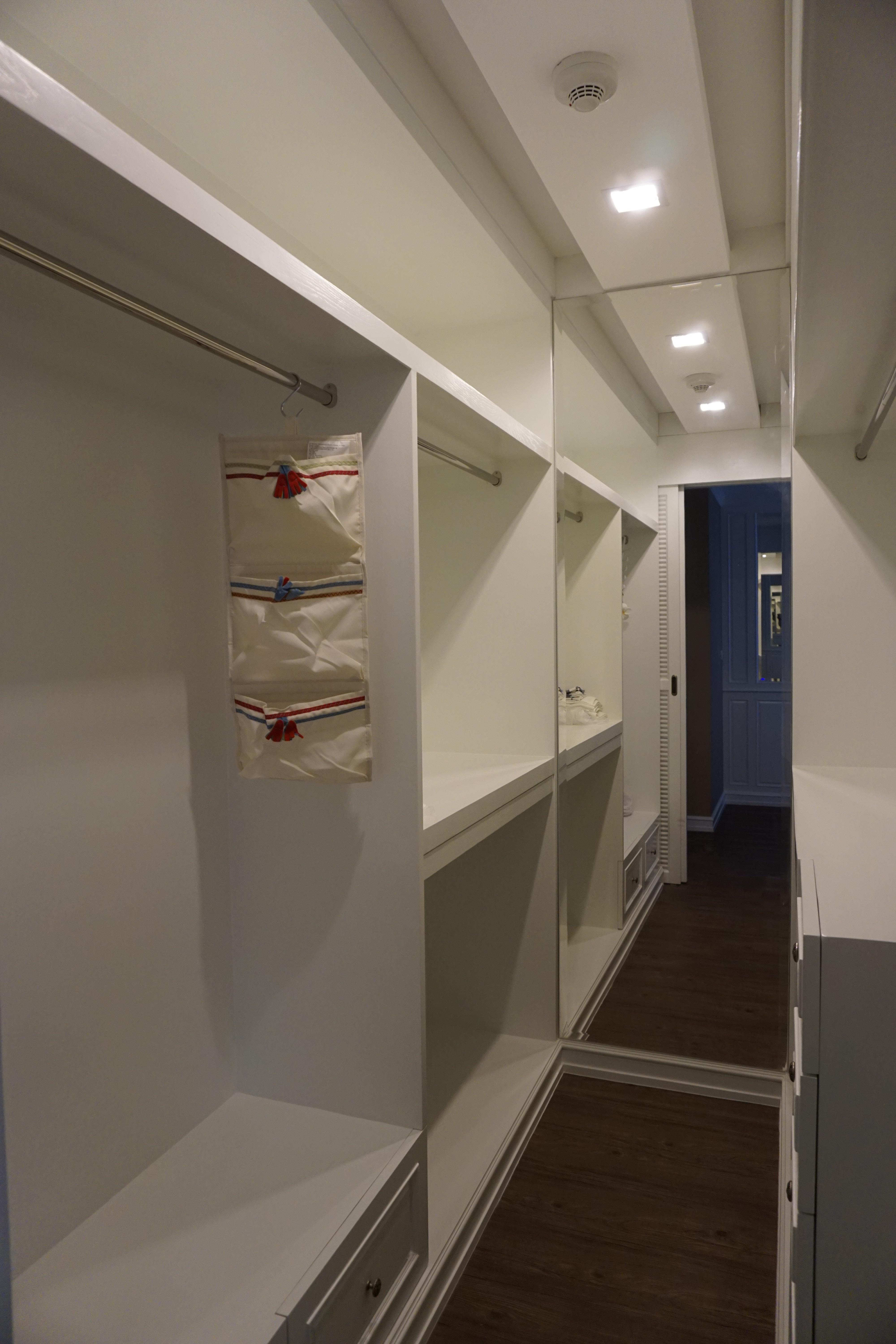 For rent A luxurious 3 bedrooms/bathrooms condo with large balcony overlooking onto the Chao Phraya River.