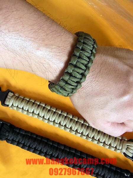 สายรัดข้อมือ (สีเขียว) Survival 550 PARACORD BRACELET ถักจากเชือกพาราคอด PARACORD550 รุ่นใหม่มีแท่งจุดไฟ+นกหวีด สีเขียว