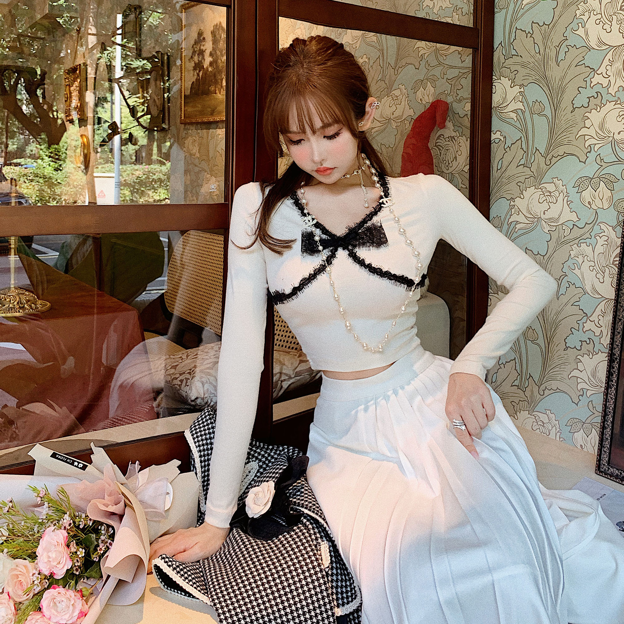 Girly Fancy Club : พรีออเดอร์ เสื้อยืดคอวีแขนยาวสีเบจปักลูกไม้สีดำตามแบบ แบรนด์แท้