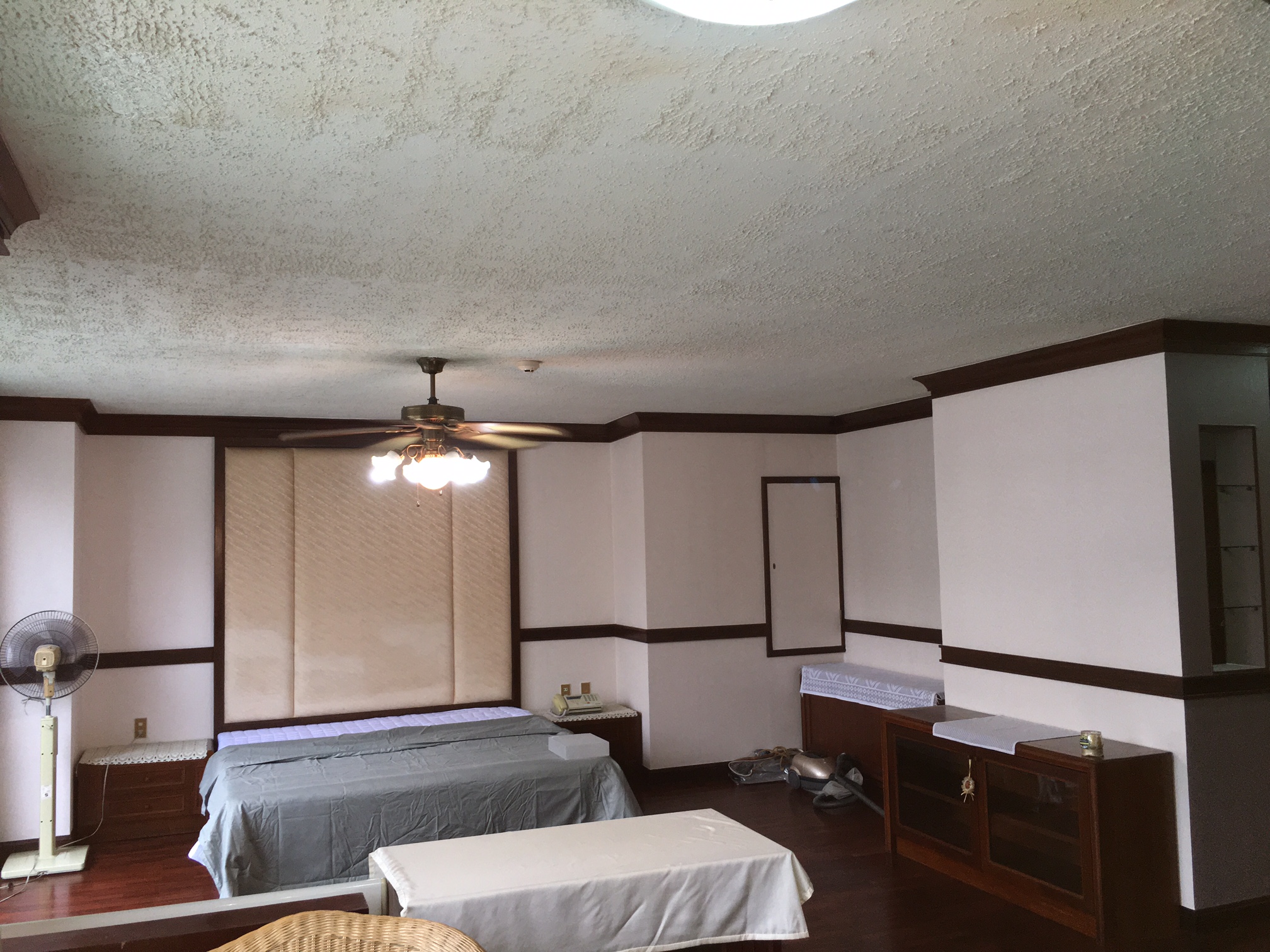 ให้เช่าคอนโด Mitkorn Mansion (มิตรกร แมนชั่น ) 3 ห้องนอน + ห้องแม่บ้าน 2 ห้องน้ำ ขนาด 215 ตรม