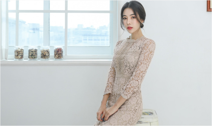 ชุดเดรสสั้นลูกไม้สีครีม เข้ารูป แขนยาว แนวเรียบหรู ดูดี