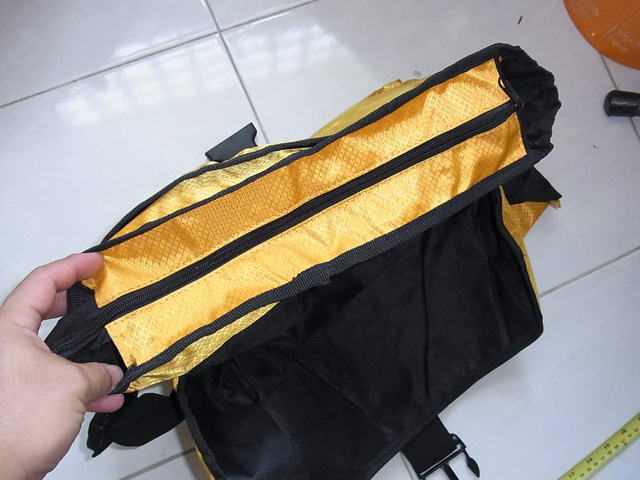 กระเป๋าสะพาย SUPREME ใบใหญ่ กว้า15นิ้ว ผ้ากันน้ำ มีสายรัดเอวเพิ่มความกระชับ