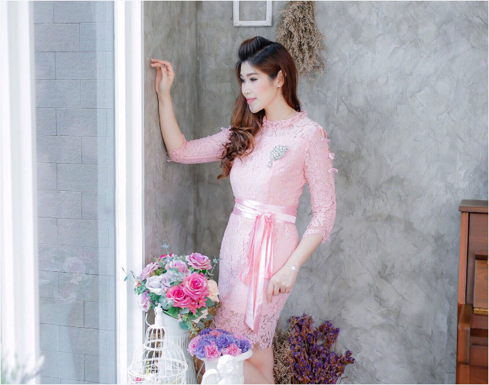 ชุดเดรสออกงานสีชมพู ชุดไปงานแต่งงานสีชมพู เดรสลูกไม้สั้นเข้ารูป แขนสี่ส่วน