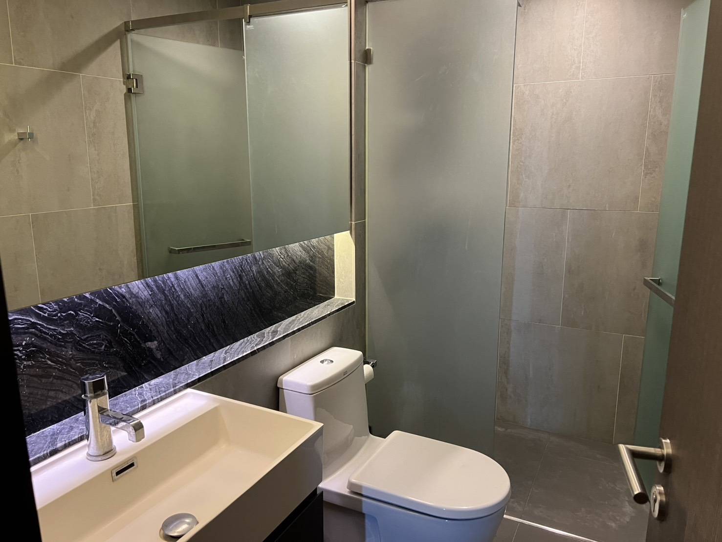 ให้เช่าคอนโด LPN 24 (Lumpini Suite Sukhumvit 24) 📍 ใกล้ BTS พร้อมพงษ์ เพียง 700 เมตร / ใกล้ MRT ศูนย์การประชุมแห่งชาติสิริกิติ์ เดินทางสะดวกทุกทิศ!