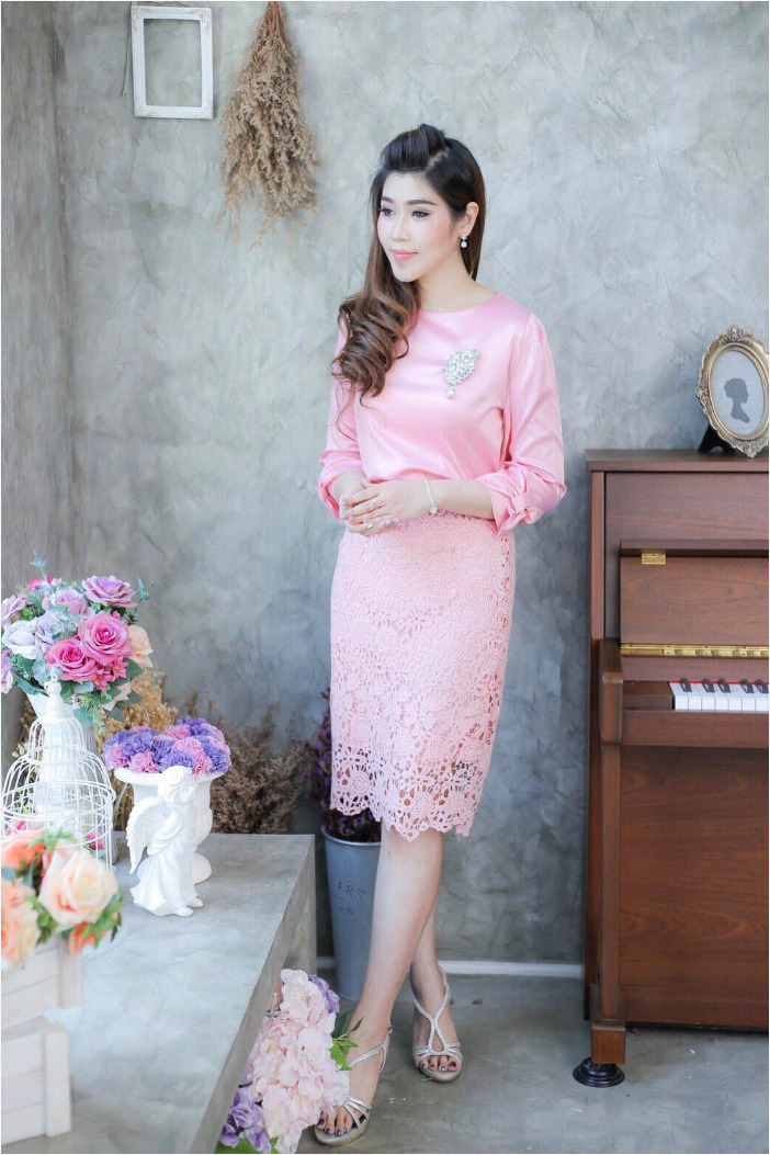 ชุดออกงาน ชุดไปงานแต่งงานสีชมพู เซ็ทเสื้อแขนยาว+กระโปรงลูกไม้ แนวเรียบหรู สวยหวาน
