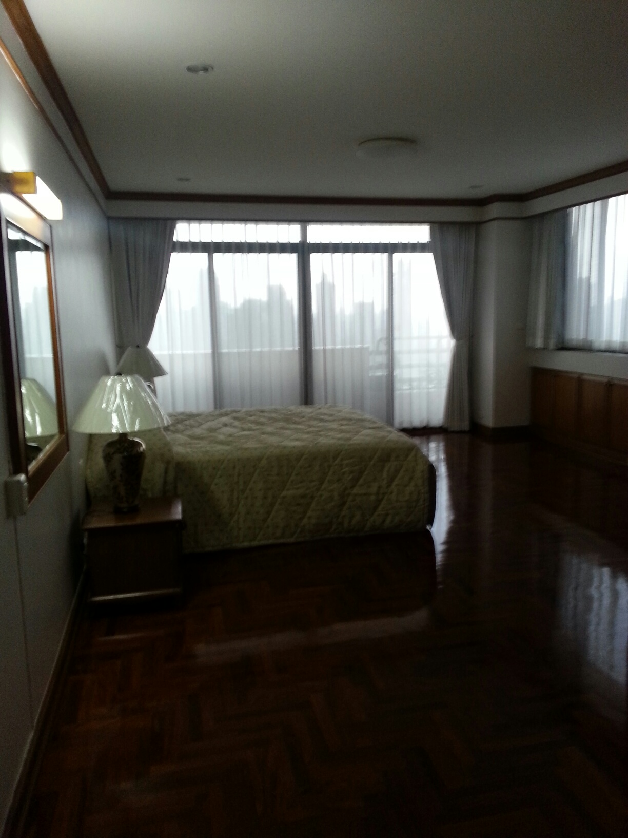 ให้เช่าคอนโด ร่วมสุข สุขุมวิท 26 ห้อง 4 ห้องนอน 4 ห้องน้ำ ชั้น 23 พื้นที่ 316.99 ตร.ม ราคา 120,000 บาทต่อเดือน สัญญาเช่า 1 ปี จ่ายเข้าอยู่ 1 เดือน ประกัน 2 เดือน