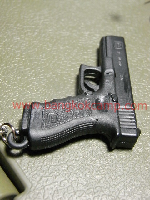 พวงกุญแจ ยี่ห้อปืน กล๊อก Glock (Limited Edition รุ่นแรก รุ่นนี้เลิกผลิตแล้ว) วัสดุโพลีเมอร์(วัสดุเดียวกับที่ทำปืน GLOCK) Made in Austria ....ใหม่ แท้