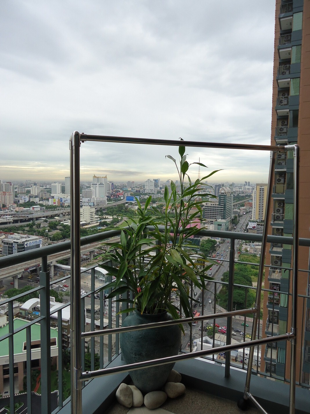 รหัสทรัพย์ 65824 ให้เช่าคอนโด วิลล่า อโศก Villa Asoke ชั้น 30 ขนาด 81 ห้อง 2 ห้องนอน 2 ห้องน้ำ ห้องมุม ราคาเช่า 45,000 ต่อเดือน สัญญาเช่า 1 ปีจ่ายเข้าอยู่ 1 เดือน ประกัน 2 เดือน