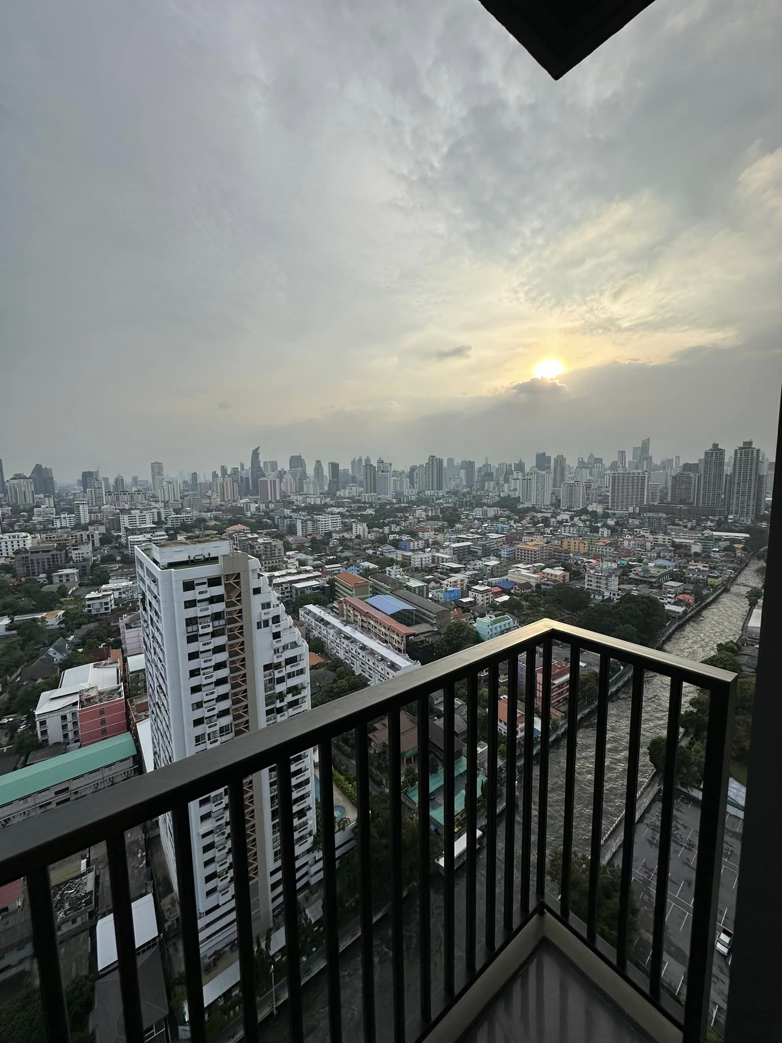 ให้เช่า : THE BASE Phetchaburi-Thonglor เดอะ เบส เพชรบุรี - ทองหล่อ ห้องใหม่พร้อมอยู่ เครื้องใช้ไฟฟ้าและเฟอร์นิเจอร์ครบ