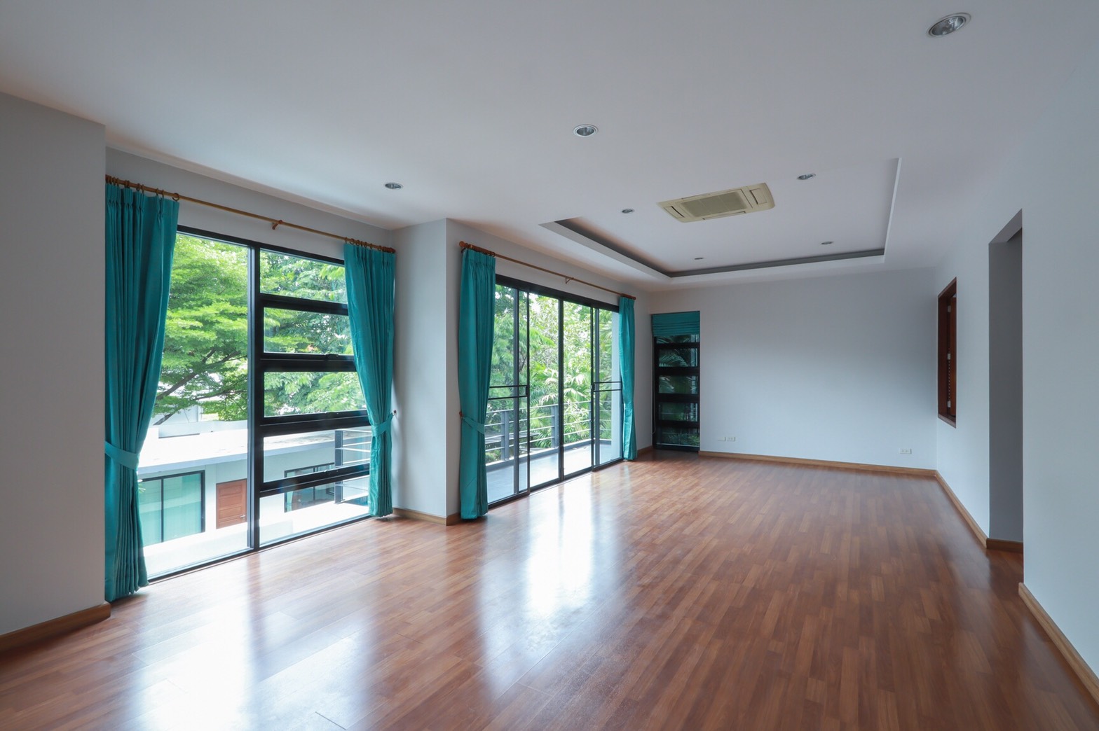 ให้เช่าบ้านเดี่ยว 2 ชั้น มีสระว่ายน้ำส่วนตัว ใกล้เอกมัย / ทองหล่อ เพียง 700-800 เมตร อยู่ถนนประดิษฐ์มนูญธรรม (ซอย ยืนยง)