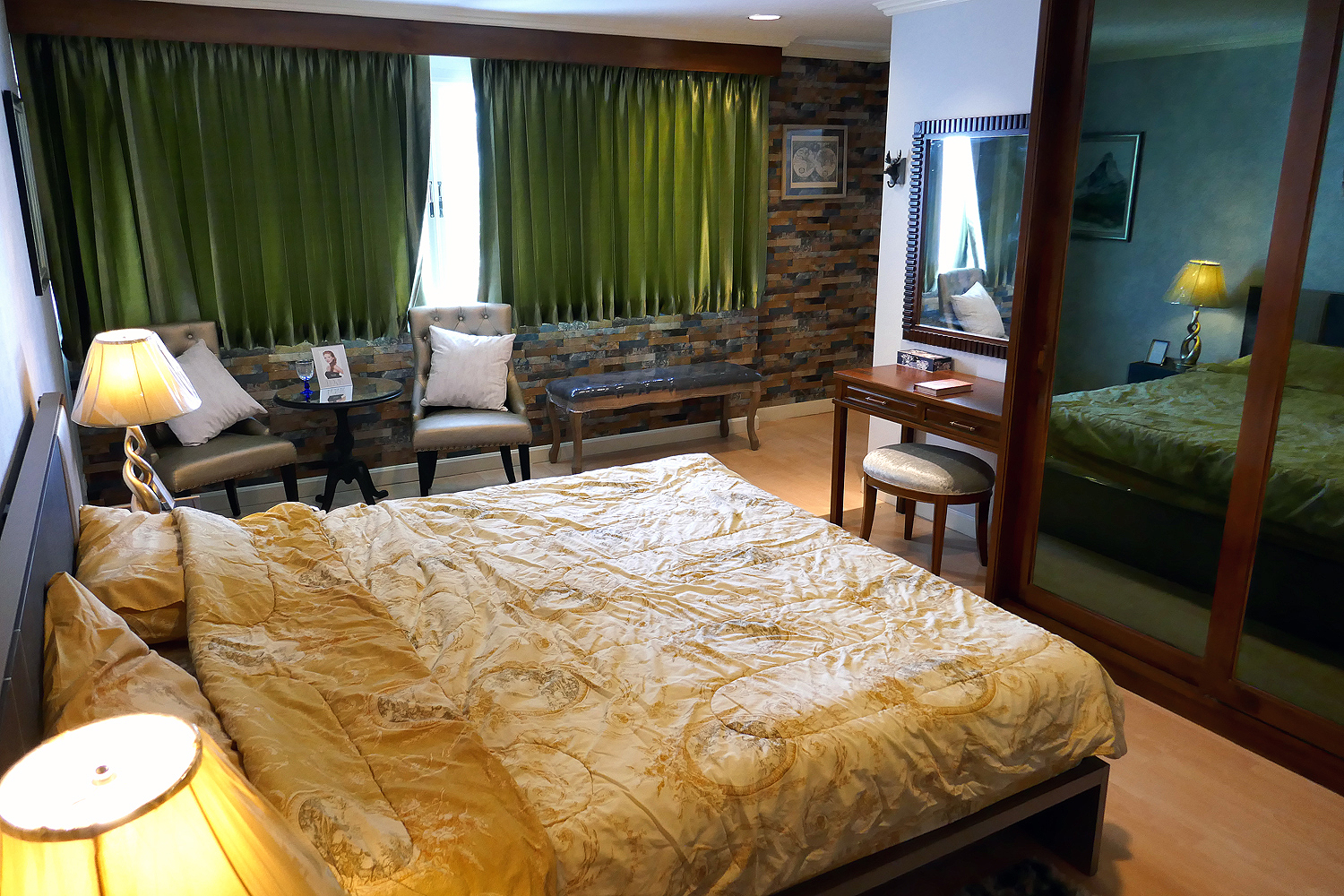 รหัสทรัพย์ 32240 ขายคอนโด Bang Saray Condominium (บางเสร่ คอนโดมิเนียม) ติดทะเลพัทยา 150 ตรม. 2 ห้องนอน 2 ห้องน้ำ 2 ระเบียง ตกแต่งดีไซน์ สวย สง่า มีคลาส ไม้จริง บิ้วอิน พื้นจากตุรกี material นำเข้าจากอิตาลี