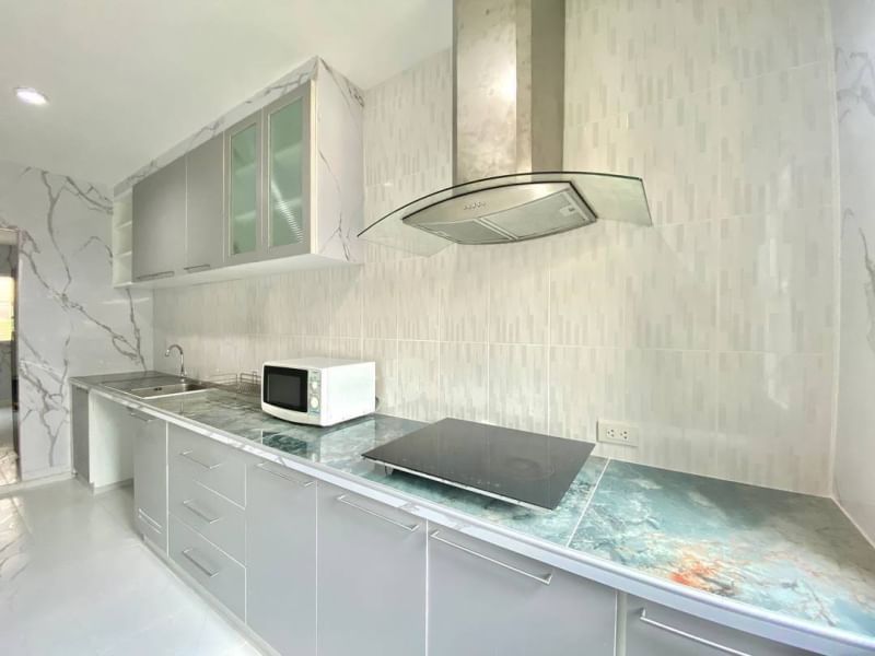 พร้อมอยู่ ให้เช่าบ้านเดี่ยวรีโนเวทใหม่ ราคา95,000 บาท ต่อเดือน Passorn Prestige Pattanakarn 38 : ภัสสร เพรจทีส พัฒนาการ 38 ทำเลดี เข้าออกได้หลายทาง