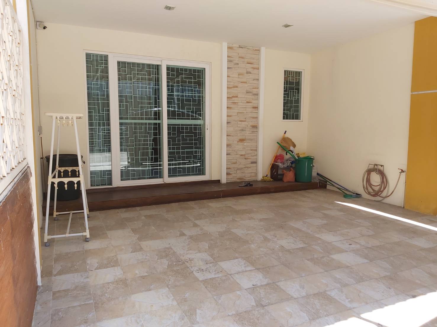 ขายทาวน์เฮ้าส์ 2 ชั้น หมู่บ้าน โกลเด้น ทาวน์ วัชรพล-สุขาภิบาล 5 Gloden Town Watcharapol-Sukhapiban 5 มี 4 ห้องนอน