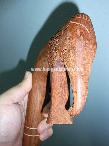 ไม้เท้า (ไม้ประดู่) จับกระชับมือ หัวช้าง งานปราณีตน่าสะสม หรือเหมาะเป็นของฝากผู้ใหญ ่