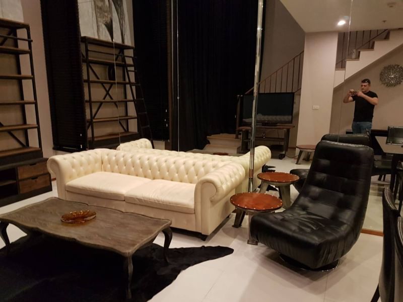 ให้เช่าคอนโด The Emporio Place (ดิ เอ็มโพริโอ เพลส) ห้องDuplex 1 ห้องนอน 1 ห้องน้ำ ขนาด 90 ตรม ชั้น 9-10 ห้องตกแต่งสวยพร้อมอยู่ สัญญาขั้นต่ำ 1 ปี