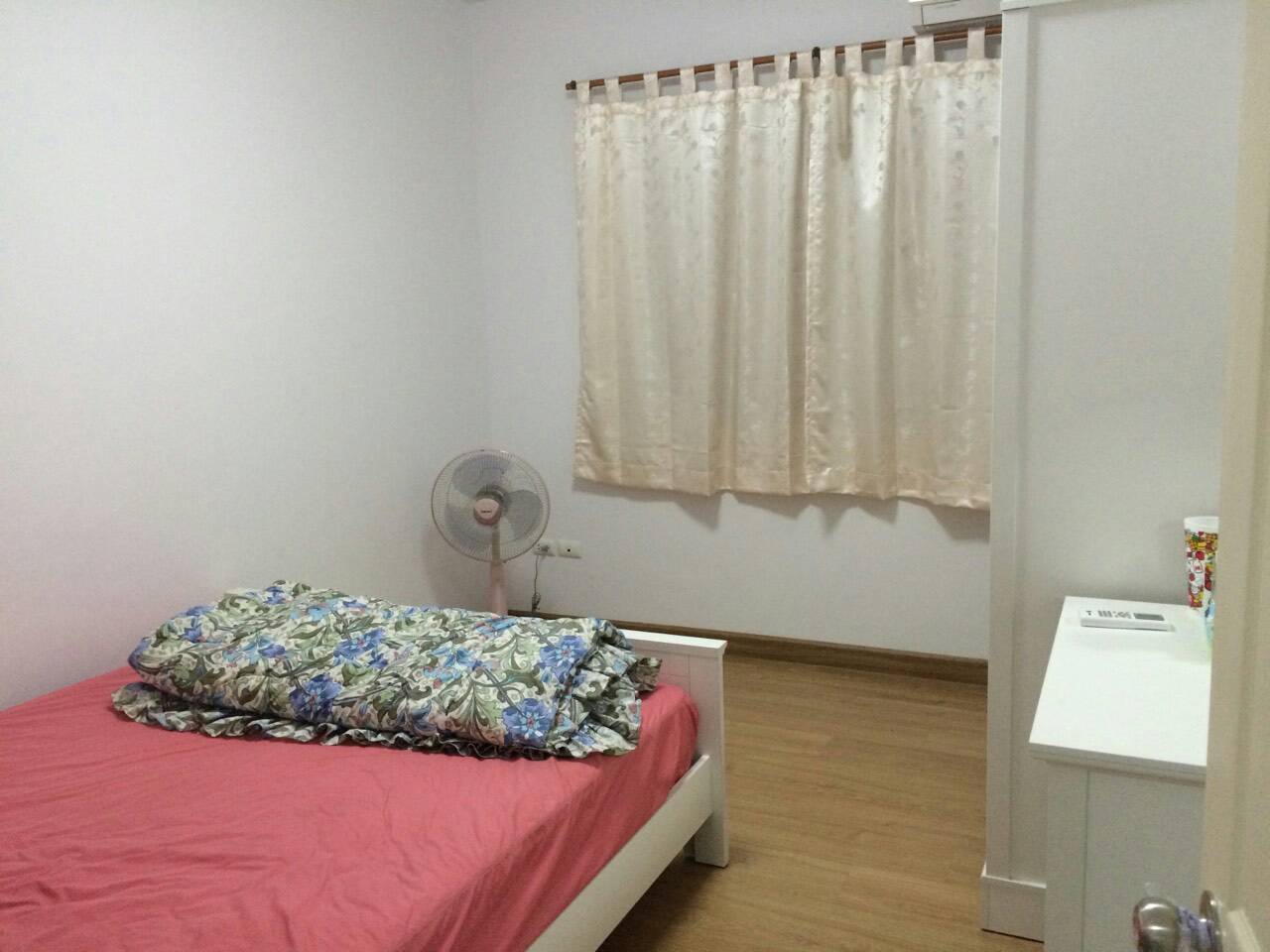 ให้เช่า/ขาย Condo Supalai Park Asoke-Ratchadaห้อง 2 bedroom 2 น้ำ ชั้น 15 พื้นที่ 64 ตร.ม ทิศใต้ เช่า 25,000 / เดือน ขาย 2.85 ล้าน วิว สระน้ำ แอร์พอร์ตลิ้ง พร้อมเฟอร์นิเจอร์(จอดรถได้2 คัน) ค่าใช้จ่ายวันโอน คนละครึ่ง