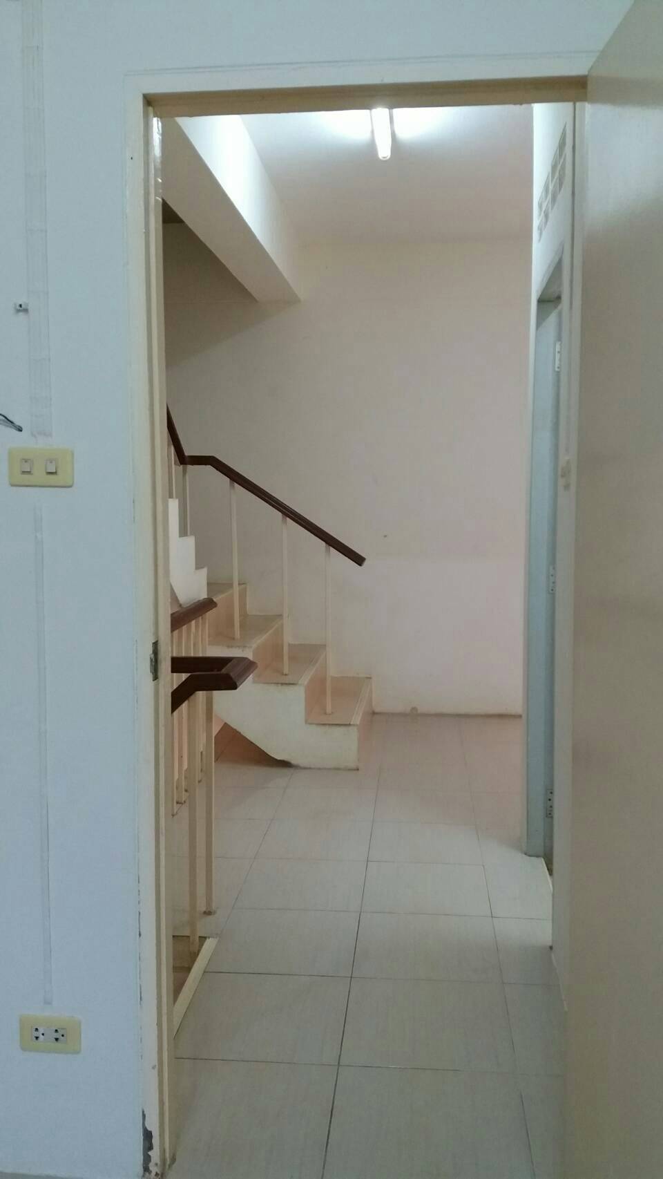 ขายตึกแถว 2 ชั้นครึ่ง พร้อมคนเช่า ที่ดิน 16 ตรว ค้าขายได้ จอดรถหน้าร้านได้ ถนน บ้านบน เนินพยอม