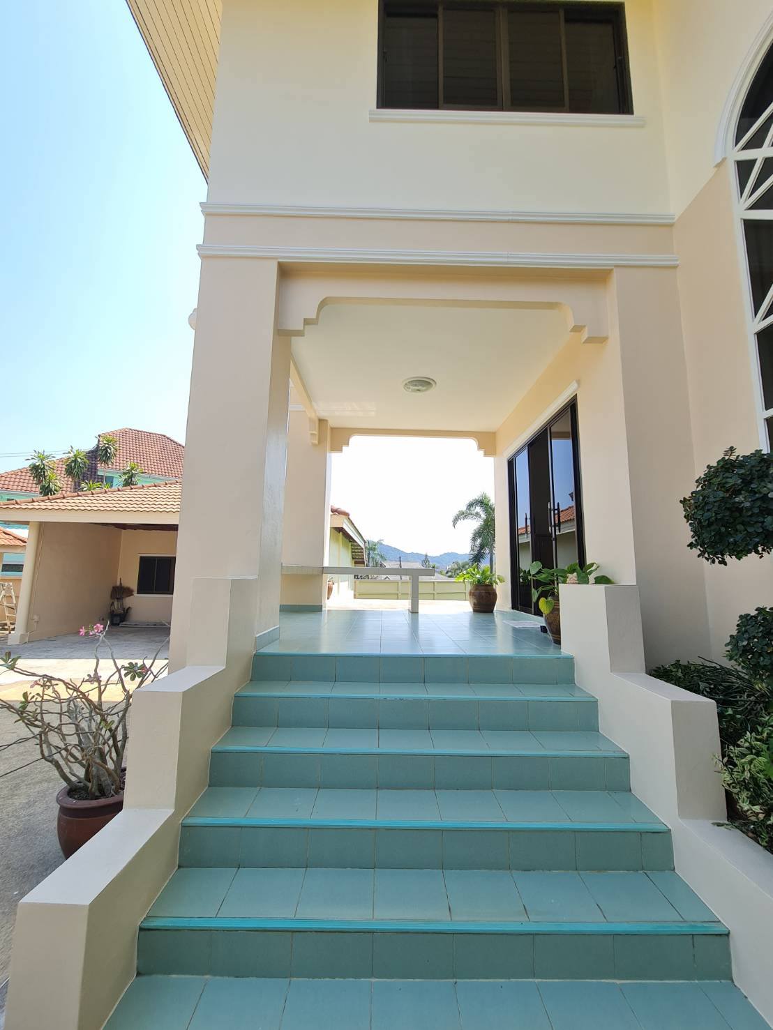 🏡 ขายบ้านเดี่ยวหลังใหญ่ วิวภูเขาล้อมรอบ หมู่บ้านพบโชคการ์เด้นฮิล (Phobchok Garden Hill) บางเสร่ – สัตหีบ