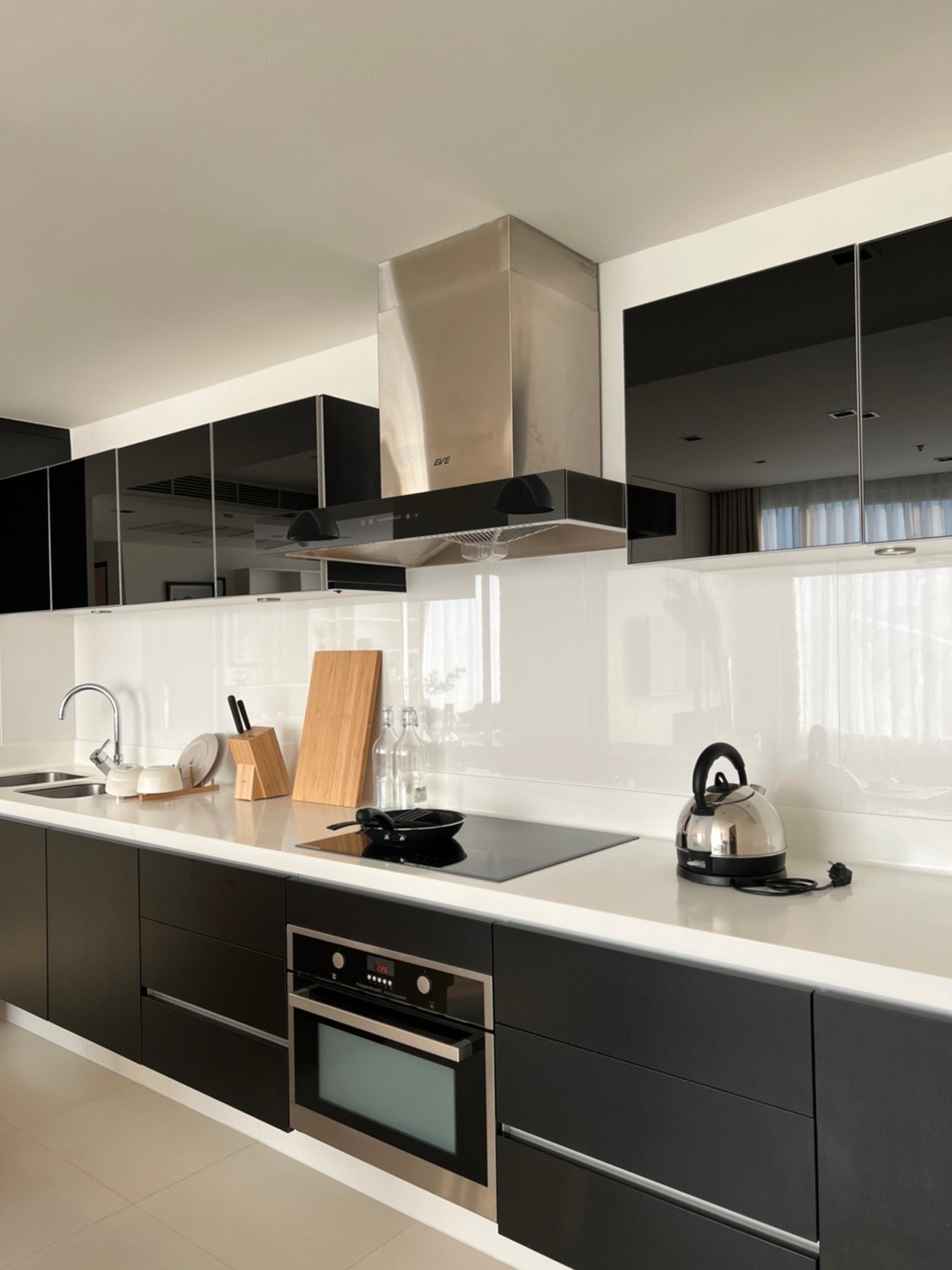 ขายคอนโด Eight Thonglor Residence (เอท ทองหล่อ เรสซิเดนซ์ ) ลักษณะห้อง - ขายคอนโดชั้น 23 วิวสระว่ายน้ำ ราคา 22 ล้าน