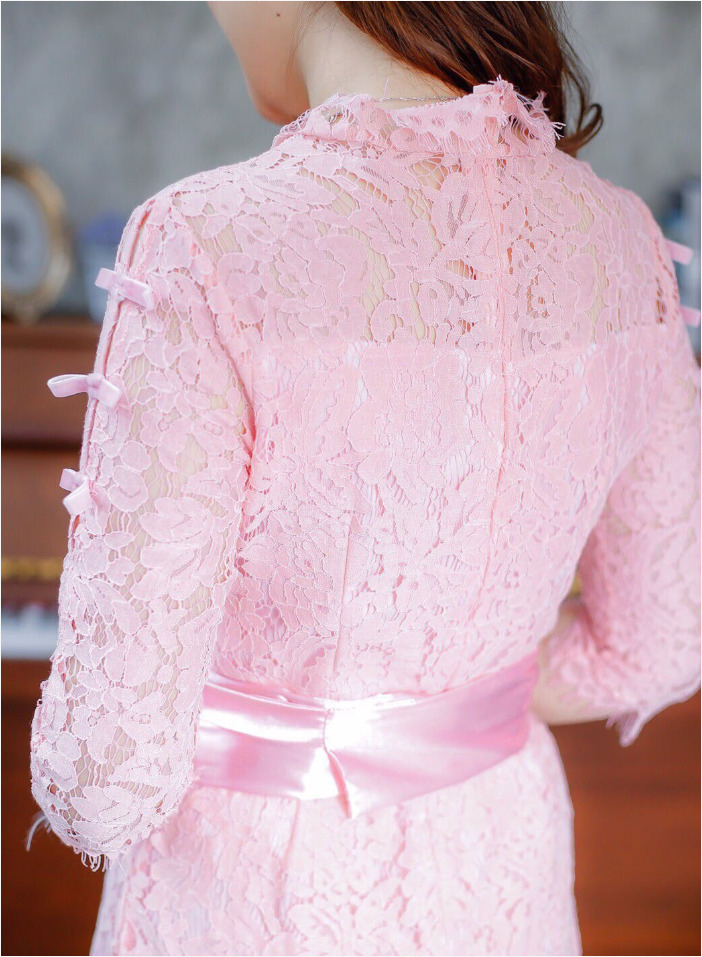 ชุดเดรสออกงานสีชมพู ชุดไปงานแต่งงานสีชมพู เดรสลูกไม้สั้นเข้ารูป แขนสี่ส่วน